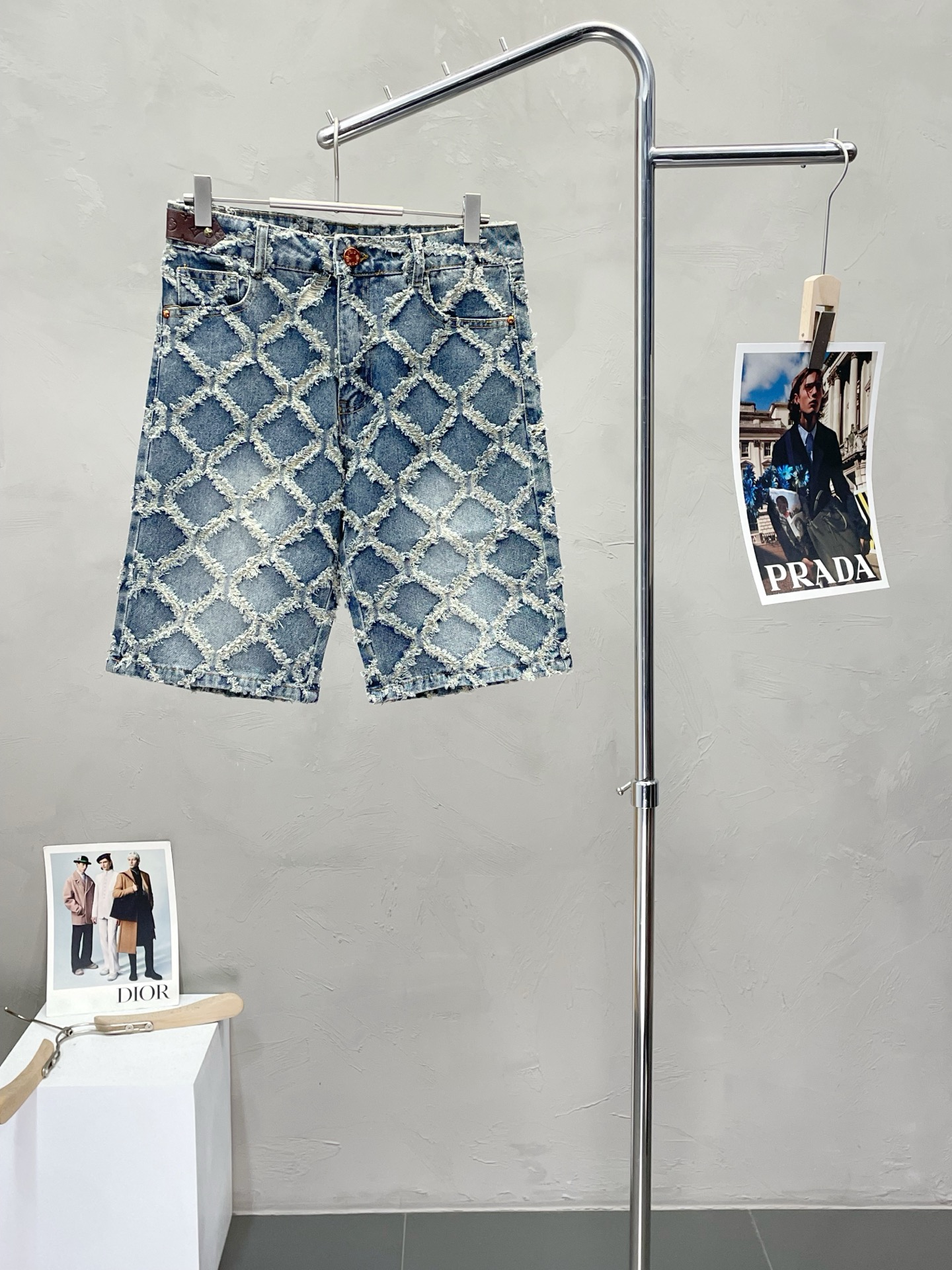 NO:451663,.Louis Vuitton exclusively offers new casual denim shorts, high-end version!  Customized fabrics for counters are breathable and comfortable, with impeccable details, and the brand element design concept reflects high quality. The feel is delicate and soft!  It is casually cut, with a great upper body style!  30-36 (no 35), louis vuitton,louis vuitton,shorts,alexander wang19860909.Louis Vuitton路易威登独家专供新款休闲牛仔短裤,高端版本！专柜定制面料 透气舒适度高,细节无可挑剔,品牌元素设计理念,体现高品质.手感细腻柔软！呈现休闲裁剪,上身版型超赞！码数30-36（无35）,,louis vuitton,louis vuitton,shorts,alexander wang,Men's clothing