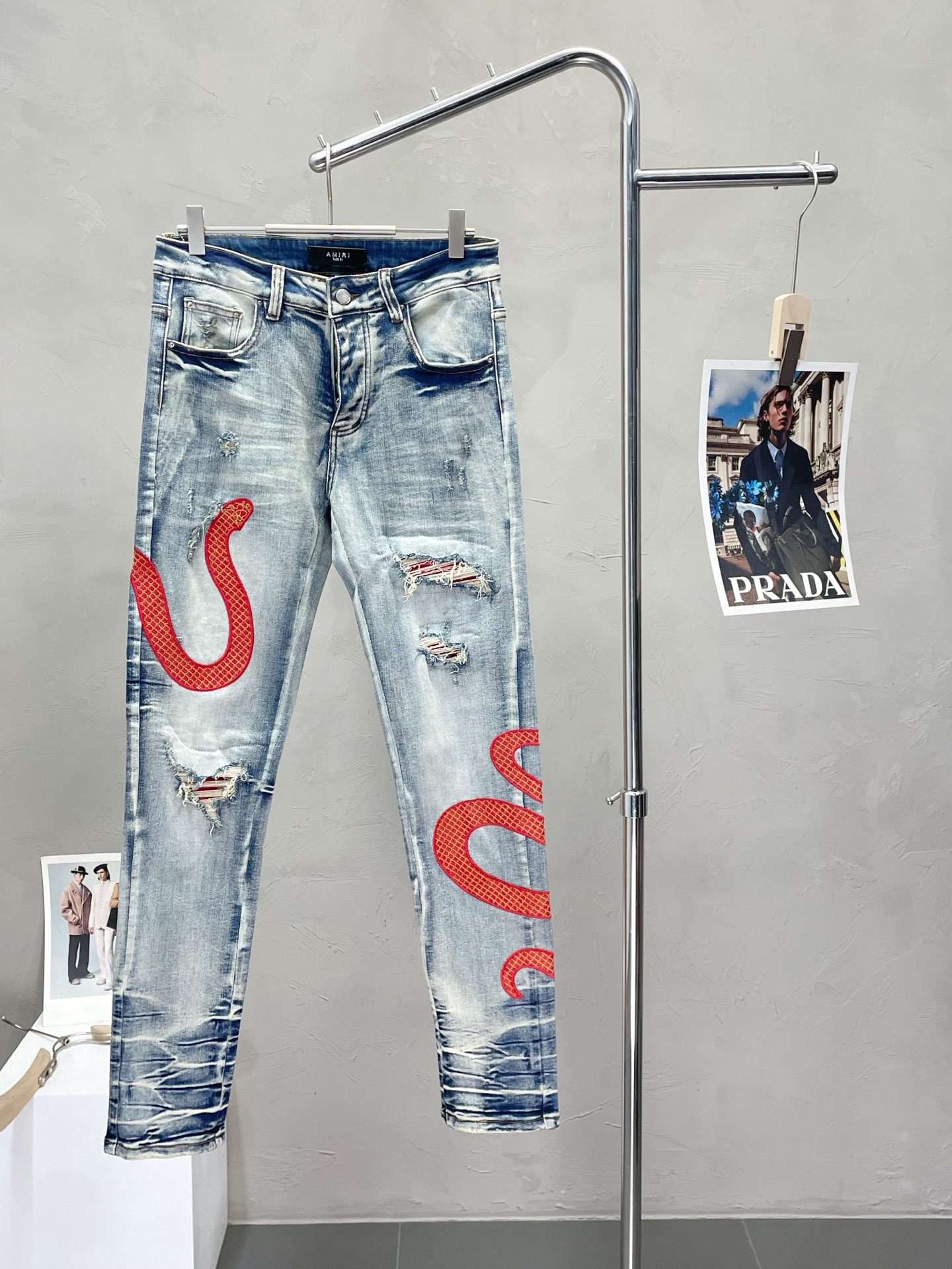 NO:451637,.AMIRI exclusively offers new styles of straight jeans high-end version!  Customized fabrics for counters are breathable and comfortable, with impeccable details, and the brand element design concept reflects high quality. The feel is delicate and soft!  It is casually cut, with a great upper body style!  Number of codes 29-40 (no 35.37), amiri, jeans, alexander wang19860909.AMIRI独家专供新款 直筒牛仔裤高端版本！专柜定制面料 透气舒适度高,细节无可挑剔,品牌元素设计理念,体现高品质.手感细腻柔软！呈现休闲裁剪,上身版型超赞！码数29-40（无35.37）,,amiri,jeans,alexander wang,Men's clothing