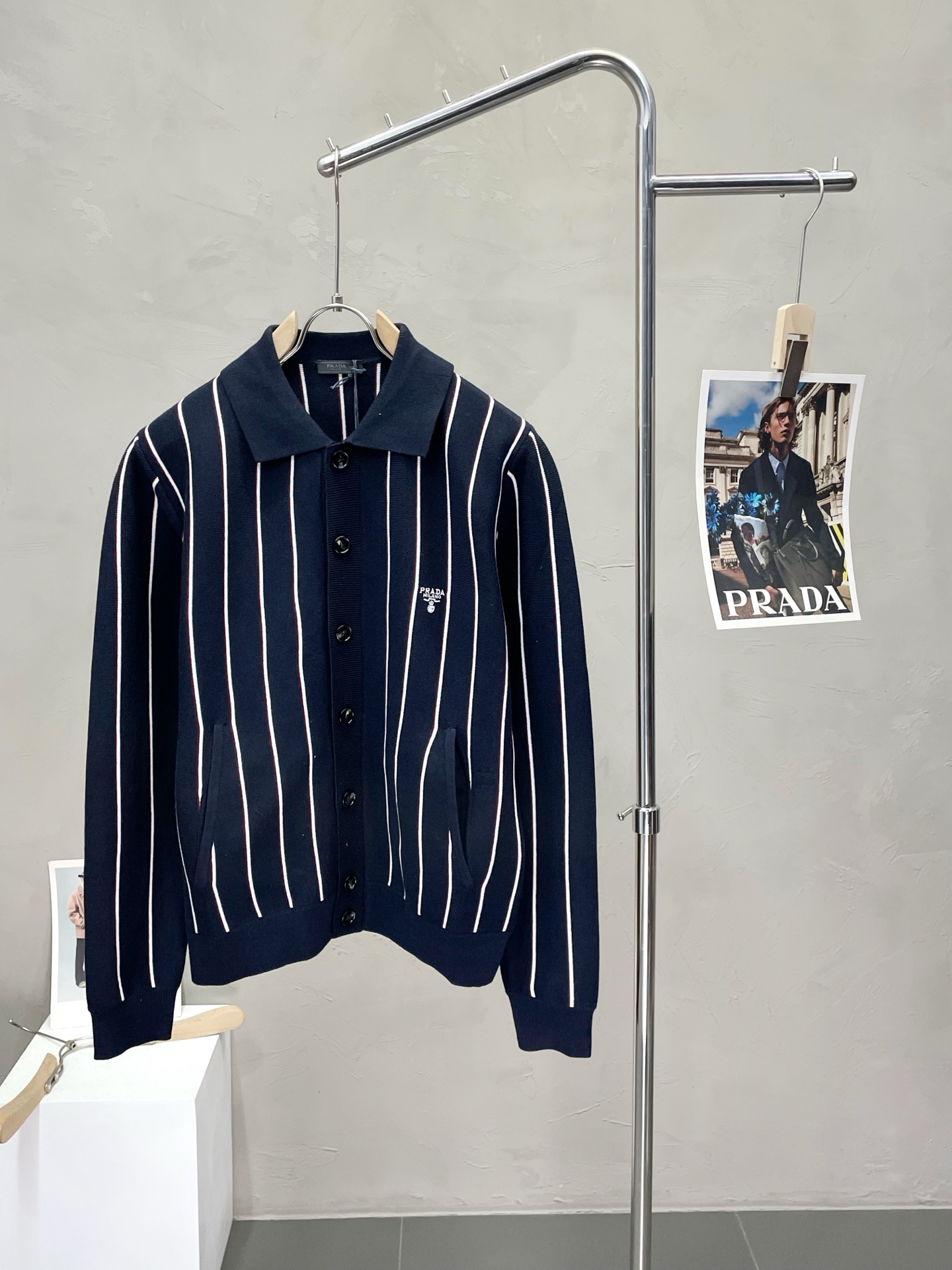 NO:451669,.Prada exclusively offers the latest autumn and winter fashion sweater jackets. A jacket with a classic design and appearance. It is even more difficult to pick and quality control. You can buy it directly. It is a high-end quality product that cannot be missed! Through the detailed pictures, you can feel its powerful aura, and the warm-concentration effect is significant, so you don’t have to worry about the chill at all! It is both fashionable and functional, and the whole style looks more luxurious and elegant! Size M-XXL, prada, prada, jackets & coats, sweaters, alexander wang19860909.Prada普拉达独家专供最新秋冬时尚毛衣外套 经典设计感与颜值爆棚的外套,品质更是无法挑剔品控可以直接入手,不容过错的高端臻品！通过细节图片便可感受到它强悍的气场,聚温保暖效果显著,完全不用担心会有一点寒意！时尚与功能性兼备,整款显得更加的奢华大气！ 尺码M-XXL,,prada,prada,jackets & coats,sweaters,alexander wang,Men's clothing