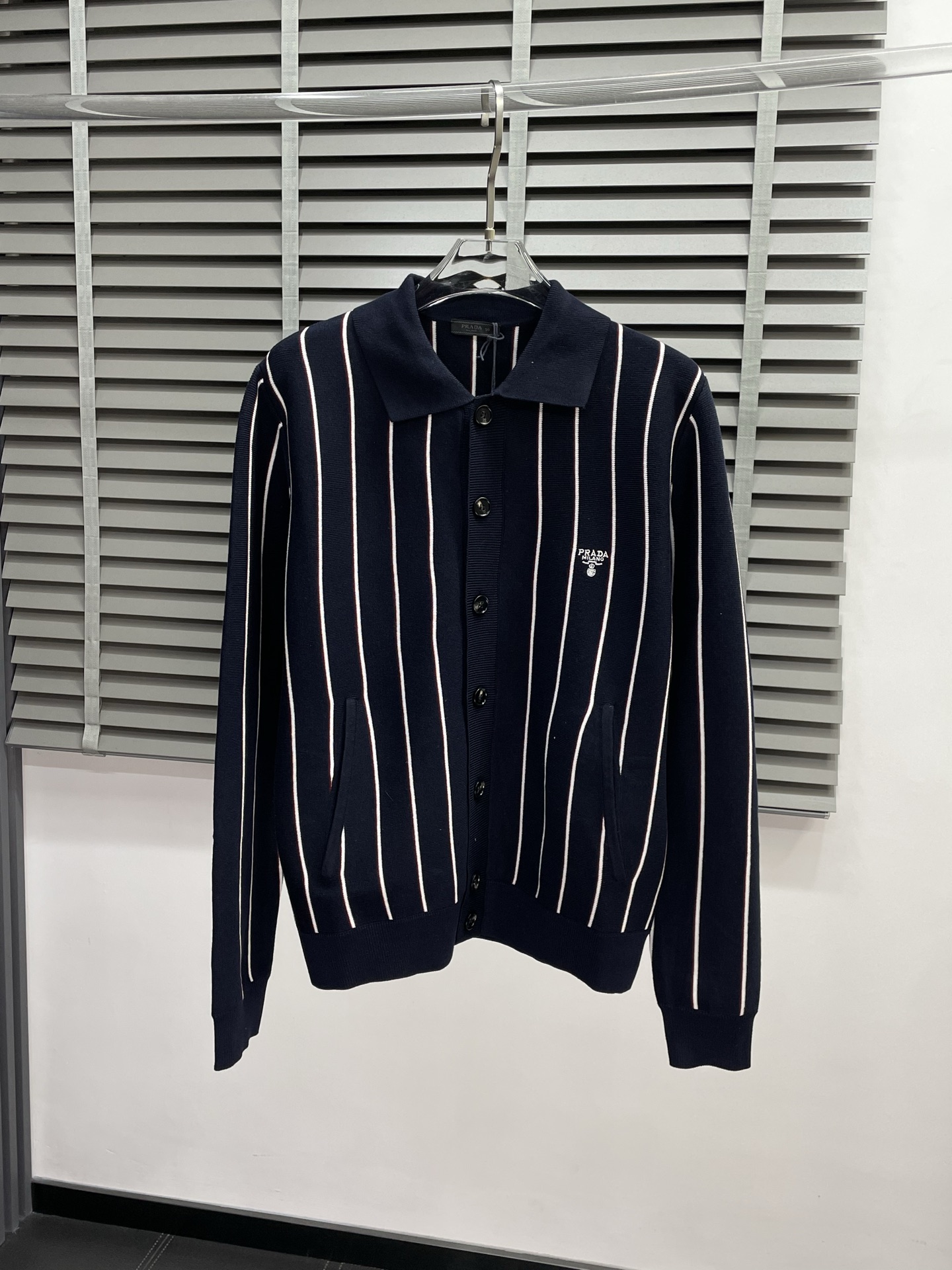 NO:471130,.Prada exclusively offers the latest autumn and winter fashion sweater jackets. A jacket with a classic design and appearance. It is even more difficult to pick and quality control. You can buy it directly. It is a high-end quality product that cannot be missed! Through the detailed pictures, you can feel its powerful aura, and the warm-concentration effect is significant, so you don’t have to worry about the chill at all! It is both fashionable and functional, and the whole style looks more luxurious and elegant! Size M-XXL, prada, prada, jackets & coats, sweaters, alexander wang19860909.Prada普拉达独家专供最新秋冬时尚毛衣外套 经典设计感与颜值爆棚的外套,品质更是无法挑剔品控可以直接入手,不容过错的高端臻品！通过细节图片便可感受到它强悍的气场,聚温保暖效果显著,完全不用担心会有一点寒意！时尚与功能性兼备,整款显得更加的奢华大气！ 尺码M-XXL,,prada,prada,jackets & coats,sweaters,alexander wang,Men's clothing