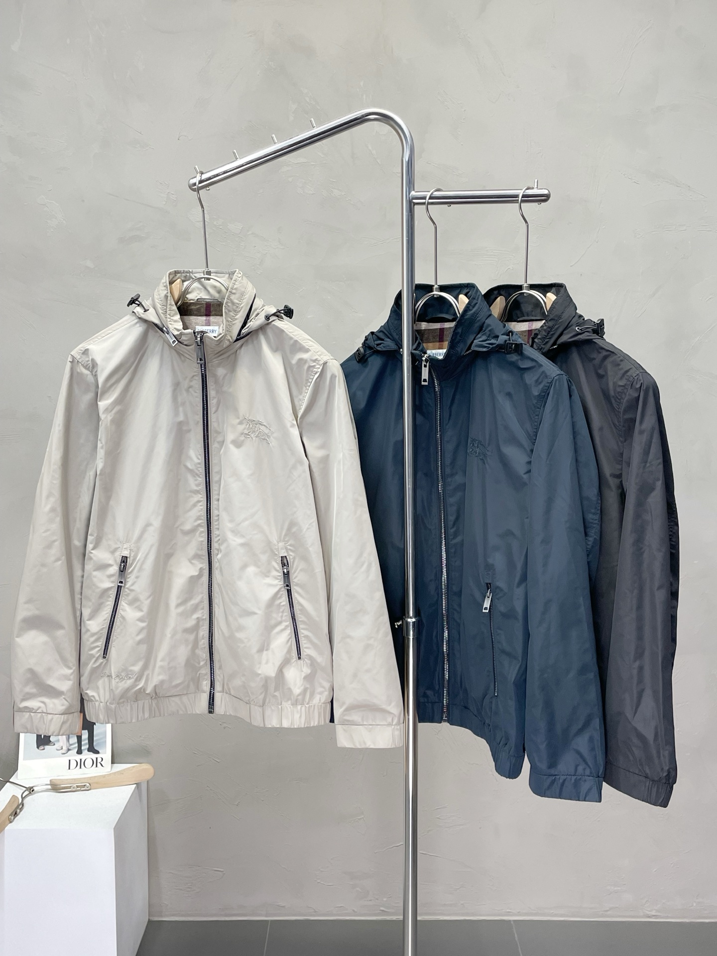 NO:459035,.Burberry Burberry exclusively offers new original single men's casual spring and autumn hooded jacket, breathable and comfortable, high-end customization, high-end version, fashionable and versatile imported fabric, super soft and delicate, skin-friendly and comfortable to wear, high-end boutique, OEM, fine production, very good for the upper body, men's essential items, three standards, M-3XL,,burberry,burberry, jackets & coats,hats,alexander wang19860909.Burberry巴宝莉独家专供新款原单男士休闲春秋连帽夹克 透气舒适 高端定制 高版本 时尚百搭爆款进口面料 手感超柔软细腻 穿着亲肤舒适 高端精品 代工厂精细做上身非常赞 男士必备单品 三标齐全 码数M-3XL,,burberry,burberry,jackets & coats,hats,alexander wang,Men's clothing