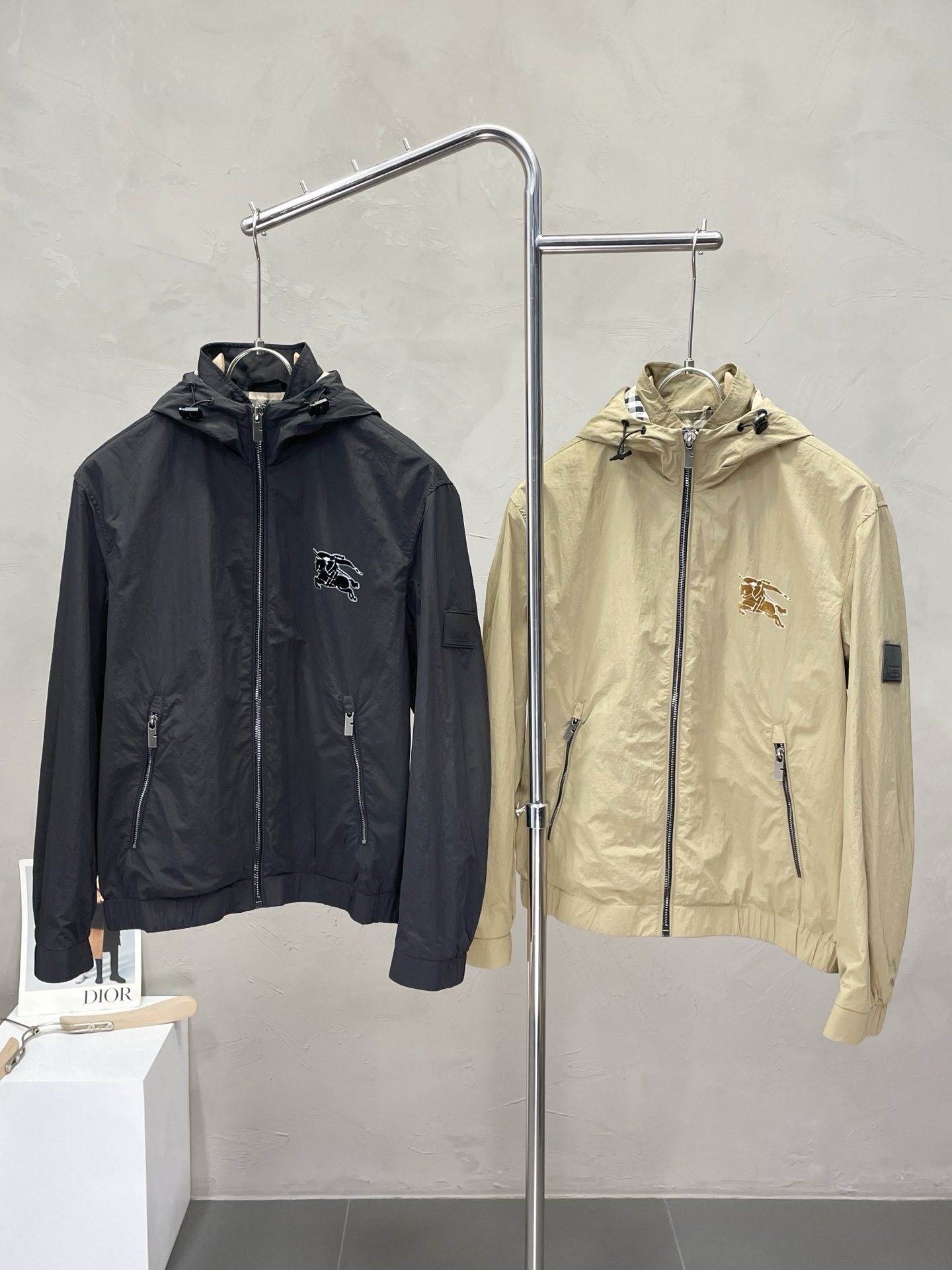 NO:448053,.Burberry Burberry exclusively offers new original single men's casual spring and autumn hooded jacket, breathable and comfortable, high-end customization, high-end version, fashionable and versatile imported fabric, super soft and delicate, skin-friendly and comfortable to wear, high-end boutique, OEM, fine production, very good for the upper body, men's essential items, three standards, M-3XL,,burberry,burberry, jackets & coats,hats,alexander wang19860909.Burberry巴宝莉独家专供新款原单男士休闲春秋连帽夹克 透气舒适 高端定制 高版本 时尚百搭爆款进口面料 手感超柔软细腻 穿着亲肤舒适 高端精品 代工厂精细做上身非常赞 男士必备单品 三标齐全 码数M-3XL,,burberry,burberry,jackets & coats,hats,alexander wang,Men's clothing