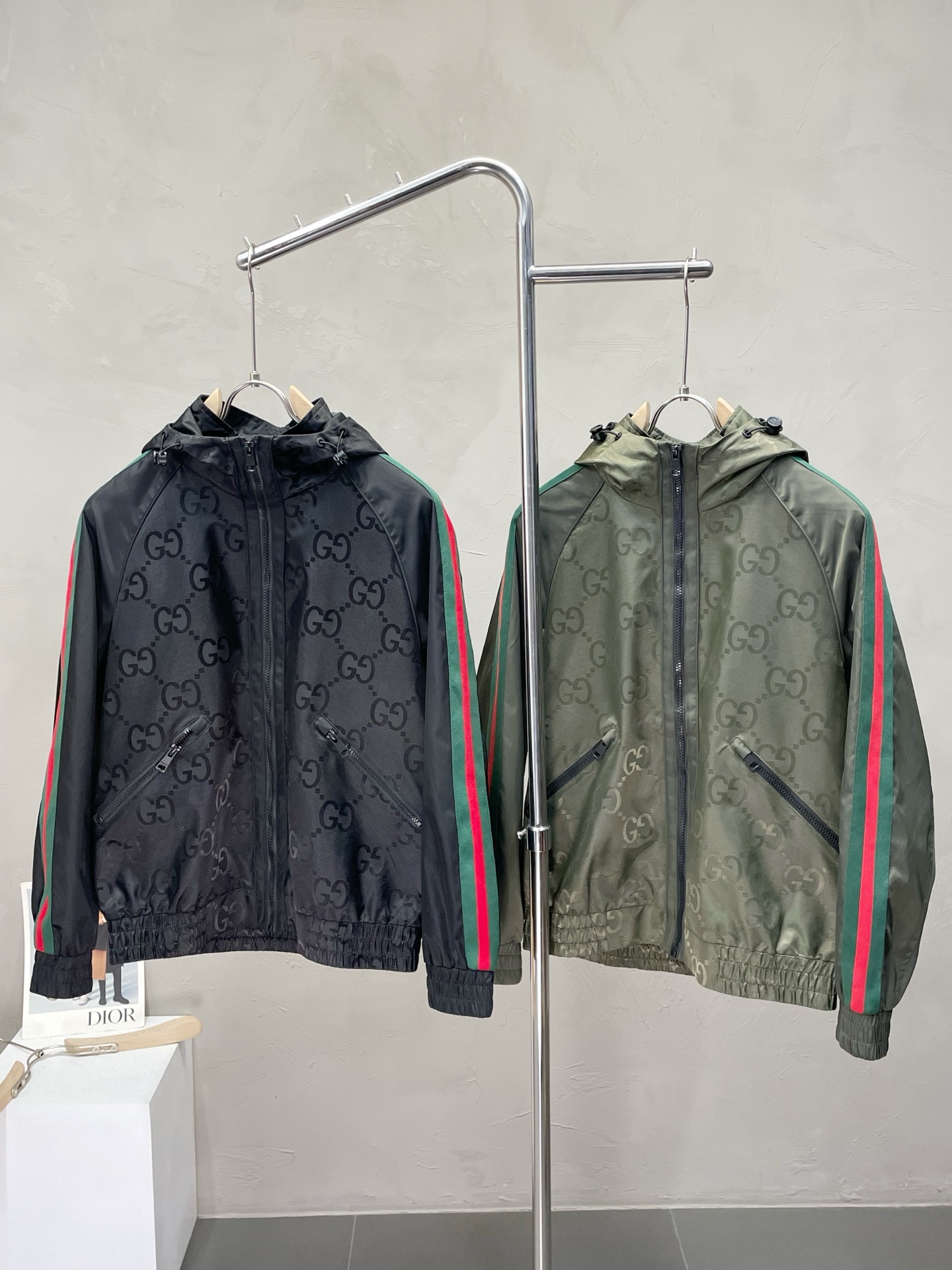 NO:448050,.Gucci exclusively offers new original single men's casual spring and autumn hooded jacket, breathable and comfortable, high-end customization, high-end version, fashionable and versatile imported fabric, super soft and delicate, skin-friendly and comfortable to wear, high-end boutique, OEM, fine-made top body, very good, men's essential items, three standards, code M-3XL,,gucci,gucci,jackets & coats,hats,alexander wang19860909.Gucci古驰独家专供新款原单男士休闲春秋连帽夹克 透气舒适 高端定制 高版本 时尚百搭爆款进口面料 手感超柔软细腻 穿着亲肤舒适 高端精品 代工厂精细做上身非常赞 男士必备单品 三标齐全 码数M-3XL,,gucci,gucci,jackets & coats,hats,alexander wang,Men's clothing