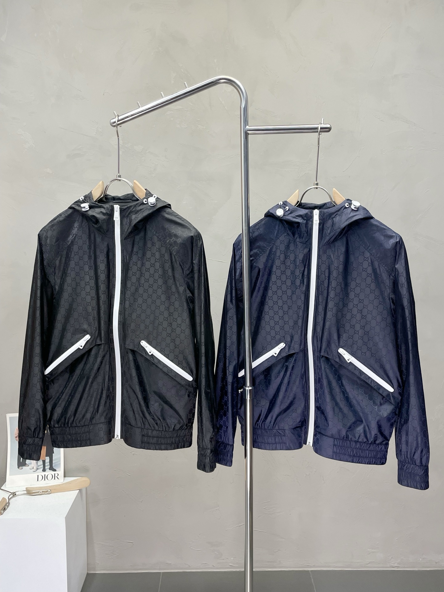 NO:459038,.Gucci exclusively offers new original single men's casual spring and autumn hooded jacket, breathable and comfortable, high-end customization, high-end version, fashionable and versatile imported fabric, super soft and delicate, skin-friendly and comfortable to wear, high-end boutique, OEM, fine-made top body, very good, men's essential items, three standards, code M-3XL,,gucci,gucci,jackets & coats,hats,alexander wang19860909.Gucci古驰独家专供新款原单男士休闲春秋连帽夹克 透气舒适 高端定制 高版本 时尚百搭爆款进口面料 手感超柔软细腻 穿着亲肤舒适 高端精品 代工厂精细做上身非常赞 男士必备单品 三标齐全 码数M-3XL,,gucci,gucci,jackets & coats,hats,alexander wang,Men's clothing