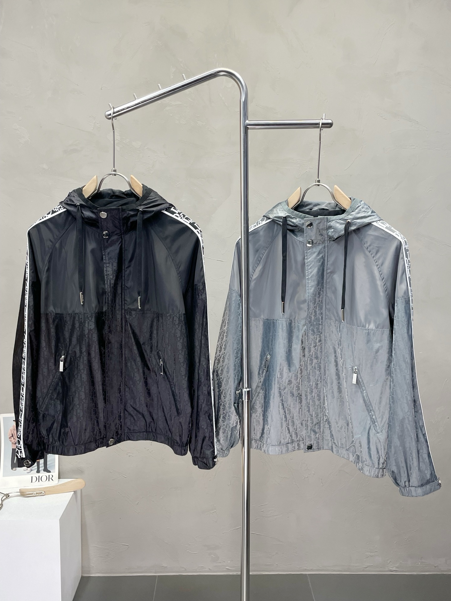 NO:459044,.Dior exclusively offers new original single men's casual spring and autumn hooded jacket, breathable and comfortable, high-end customization, high-end version, fashionable and versatile imported fabric, super soft and delicate, skin-friendly and comfortable to wear, high-end boutique, OEM, fine production, very good for the upper body, men's essential items, complete three standards, code M-3XL,,dior,dior, jackets & coats,hats,alexander wang19860909.Dior迪奥独家专供新款原单男士休闲春秋连帽夹克 透气舒适 高端定制 高版本 时尚百搭爆款进口面料 手感超柔软细腻 穿着亲肤舒适 高端精品 代工厂精细做上身非常赞 男士必备单品 三标齐全 码数M-3XL,,dior,dior,jackets & coats,hats,alexander wang,Men's clothing