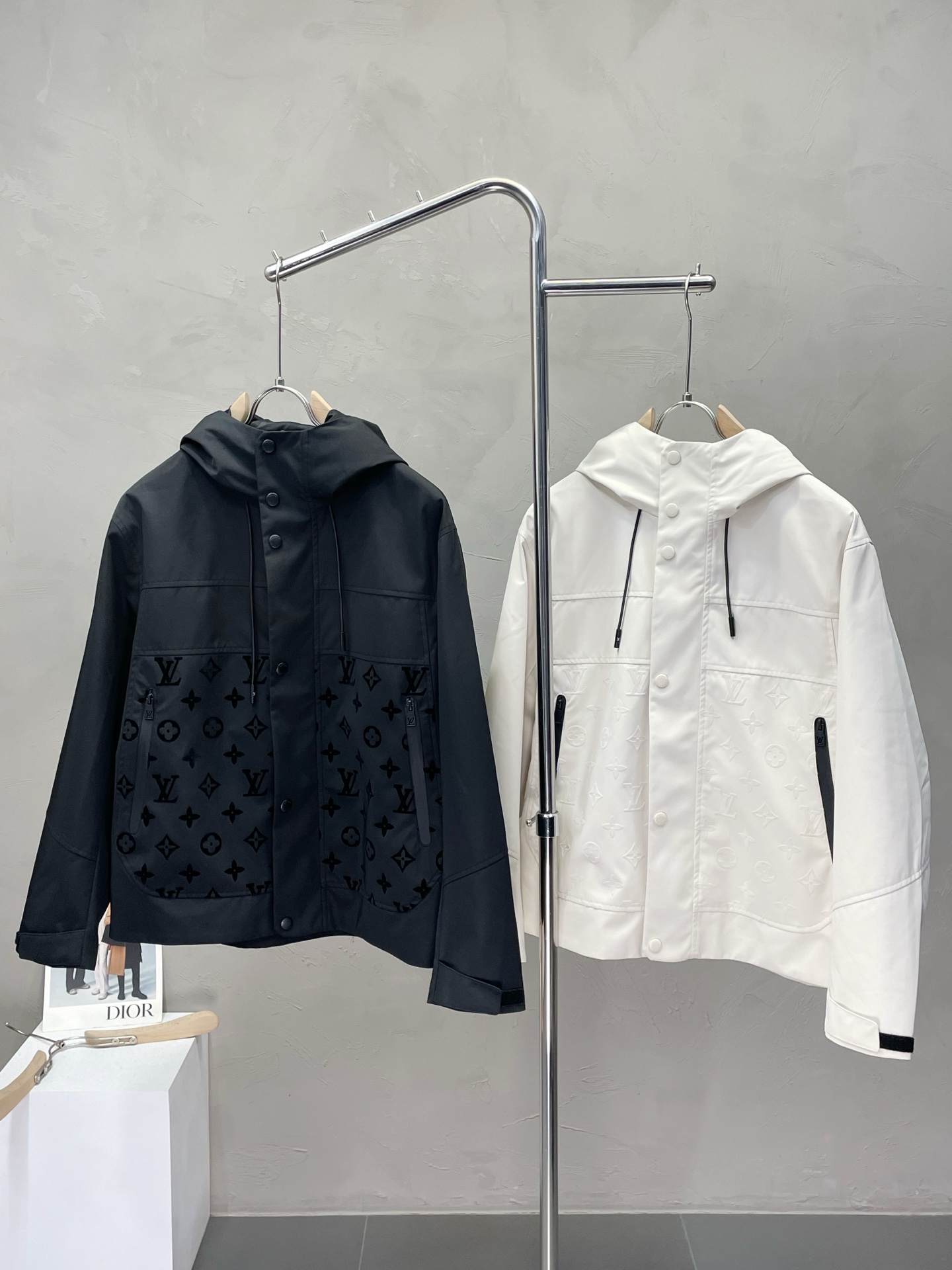 NO:459047,.Louis Vuitton exclusively offers new original single men's casual spring and autumn hooded jacket, breathable and comfortable, high-end customization, high-end version, fashionable and versatile imported fabric, super soft and delicate, skin-friendly and comfortable to wear, high-end boutique, OEM, fine-made top body, very good, men's essential items, three standards, complete code M-3XL,,louis vuitton,louis vuitton,jackets & coats,hats,alexander wang19860909.Louis Vuitton路易威登独家专供新款原单男士休闲春秋连帽夹克 透气舒适 高端定制 高版本 时尚百搭爆款进口面料 手感超柔软细腻 穿着亲肤舒适 高端精品 代工厂精细做上身非常赞 男士必备单品 三标齐全 码数M-3XL,,louis vuitton,louis vuitton,jackets & coats,hats,alexander wang,Men's clothing