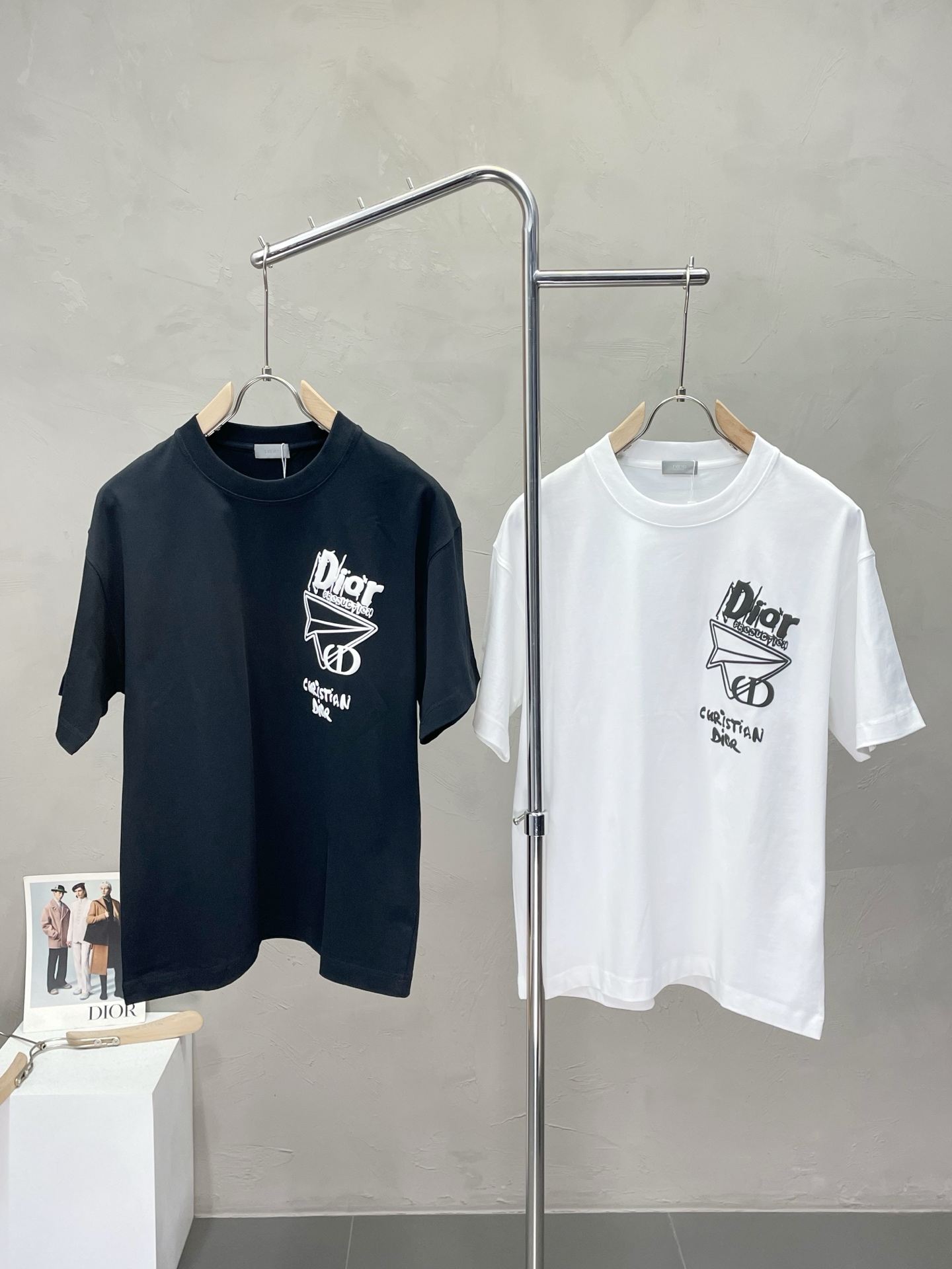 NO:455231,.Dior exclusively offers new original single men's casual spring and summer short sleeves, high-end customization, high-end version, fashionable and versatile imported fabric, super soft and delicate, skin-friendly and comfortable to wear, high-end boutique, OEM, fine production, very good for the upper body, men's essential items, complete three standards, S-2XL,,dior,dior,T-shirt,alexander wang19860909.Dior迪奥独家专供新款原单男士休闲春夏短袖 高端定制 高端版本 时尚百搭爆款进口面料 手感超柔软细腻 穿着亲肤舒适 高端精品 代工厂精细做上身非常赞 男士必备单品 三标齐全 码数S-2XL,,dior,dior,T-shirt,alexander wang,Men's clothing