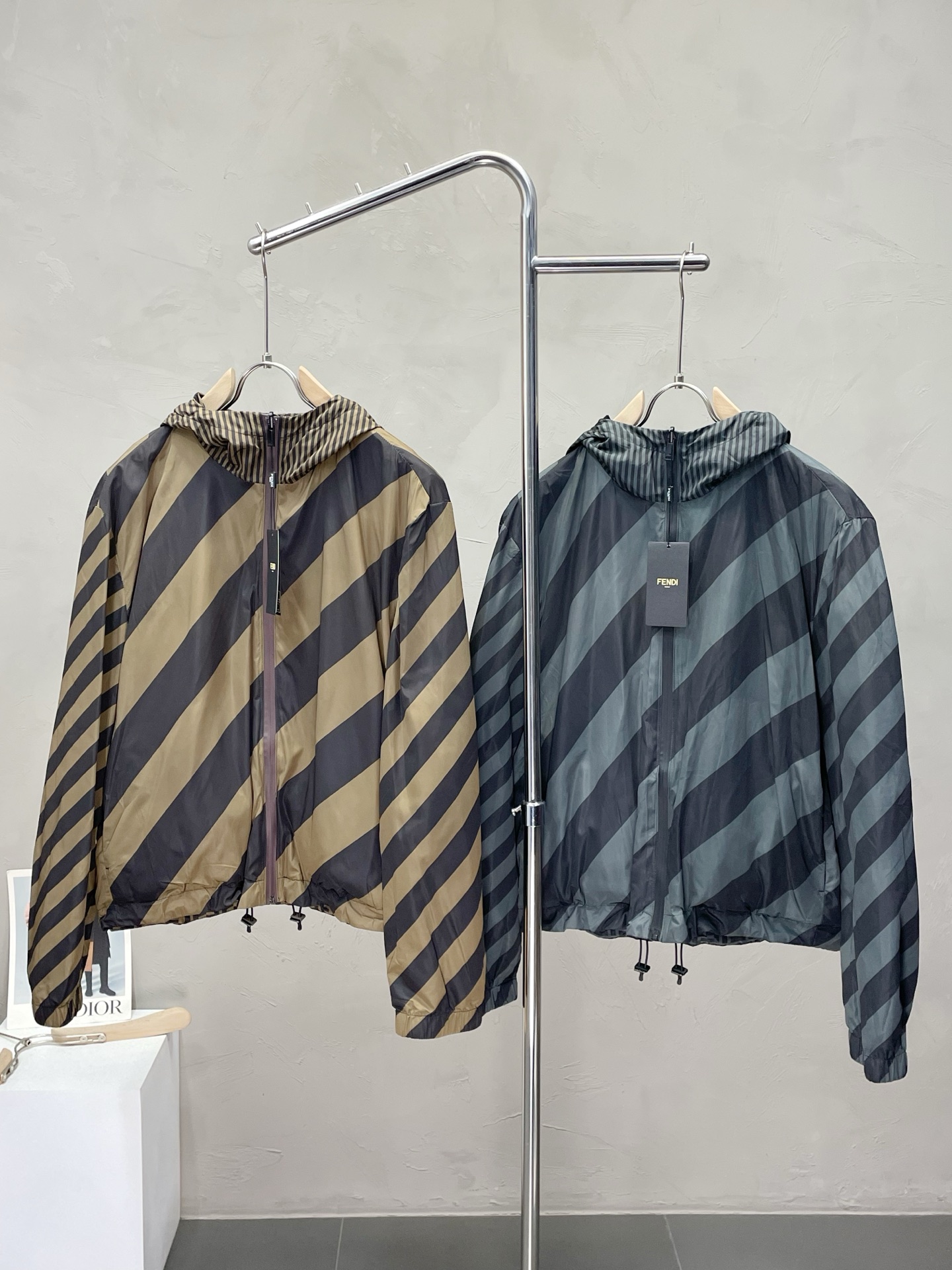 NO:473656,.FENDI exclusively offers the latest spring and autumn fashion hooded jackets, double-sided design, casual classic zipper jackets, classic design and superb jackets, quality that cannot be picked and quality control can be purchased directly, and high-end products that cannot be missed! Through the detailed pictures, you can feel its powerful aura, and the warm-concentration effect is significant, so you don’t have to worry about the chill at all! It is both fashionable and functional, and the whole style looks more luxurious and elegant! Size M-2XL, fendi, fendi, jackets & coats, jackets & coats, hats, alexander wang19860909.FENDI芬迪独家专供最新春秋时尚连帽夹克外套,双面穿设计 休闲经典拉链外套,经典设计感与颜值爆棚的外套,品质更是无法挑剔品控可以直接入手,不容过错的高端臻品！通过细节图片便可感受到它强悍的气场,聚温保暖效果显著,完全不用担心会有一点寒意！时尚与功能性兼备,整款显得更加的奢华大气！ 尺码M-2XL,,fendi,fendi,jackets & coats,jackets & coats,hats,alexander wang,Men's clothing