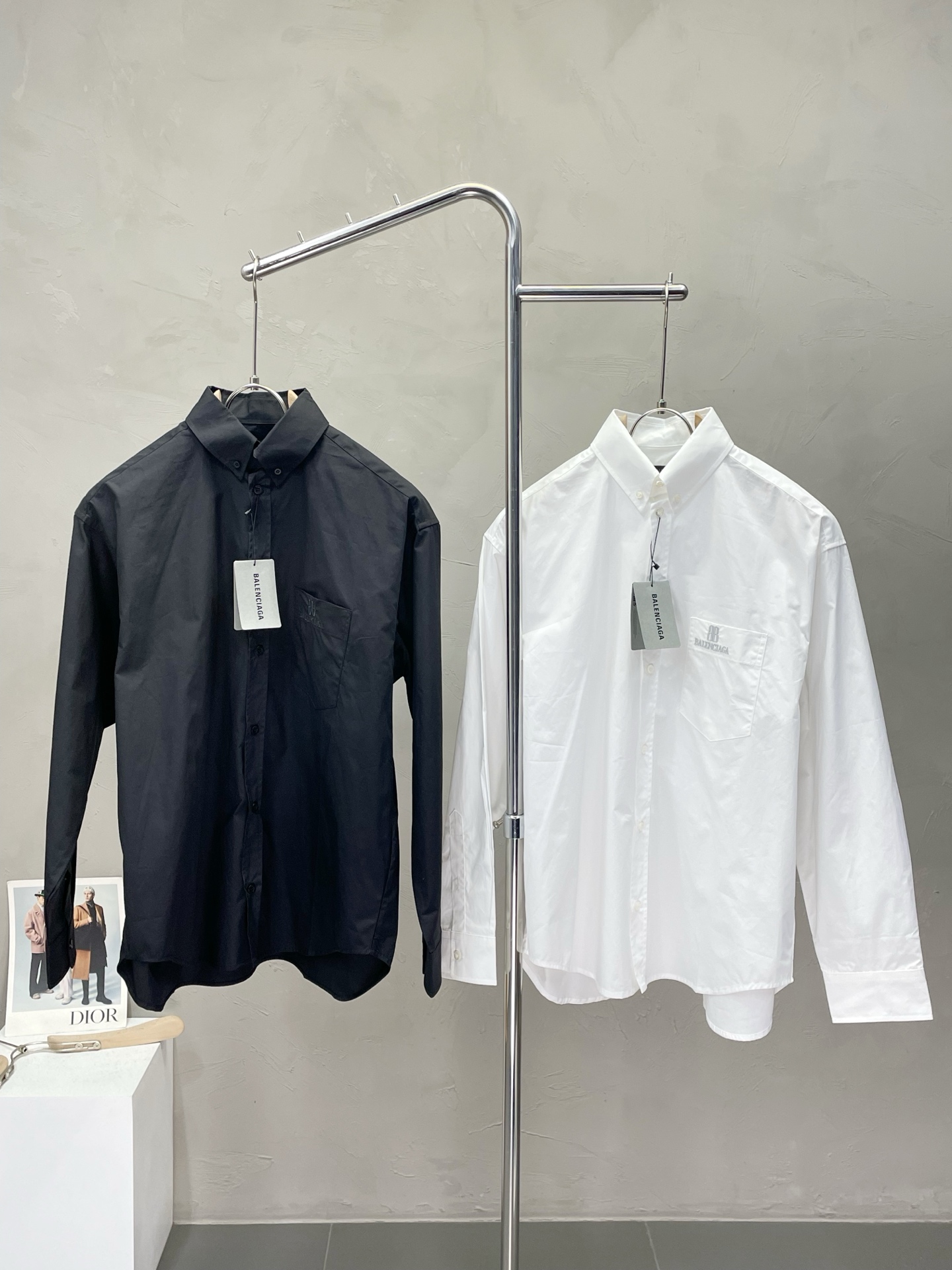 NO:473635,.Balenciga exclusively offers new men's casual long-sleeved shirts, high-end customization, high-end version, fashionable and versatile imported fabrics, super soft and delicate, skin-friendly and comfortable to wear, high-end boutique, OEM, fine-made, very good for the upper body, men's essential items, complete three standards, 34.36.38.40,,balenciaga,balenciaga,shirts,alexander wang19860909.Balenciga巴黎世家独家专供新款男士休闲长袖衬衫 高端定制 高端版本 时尚百搭爆款进口面料 手感超柔软细腻 穿着亲肤舒适 高端精品 代工厂精细做上身非常赞 男士必备单品 三标齐全 码数34.36.38.40,,balenciaga,balenciaga,shirts,alexander wang,Men's clothing