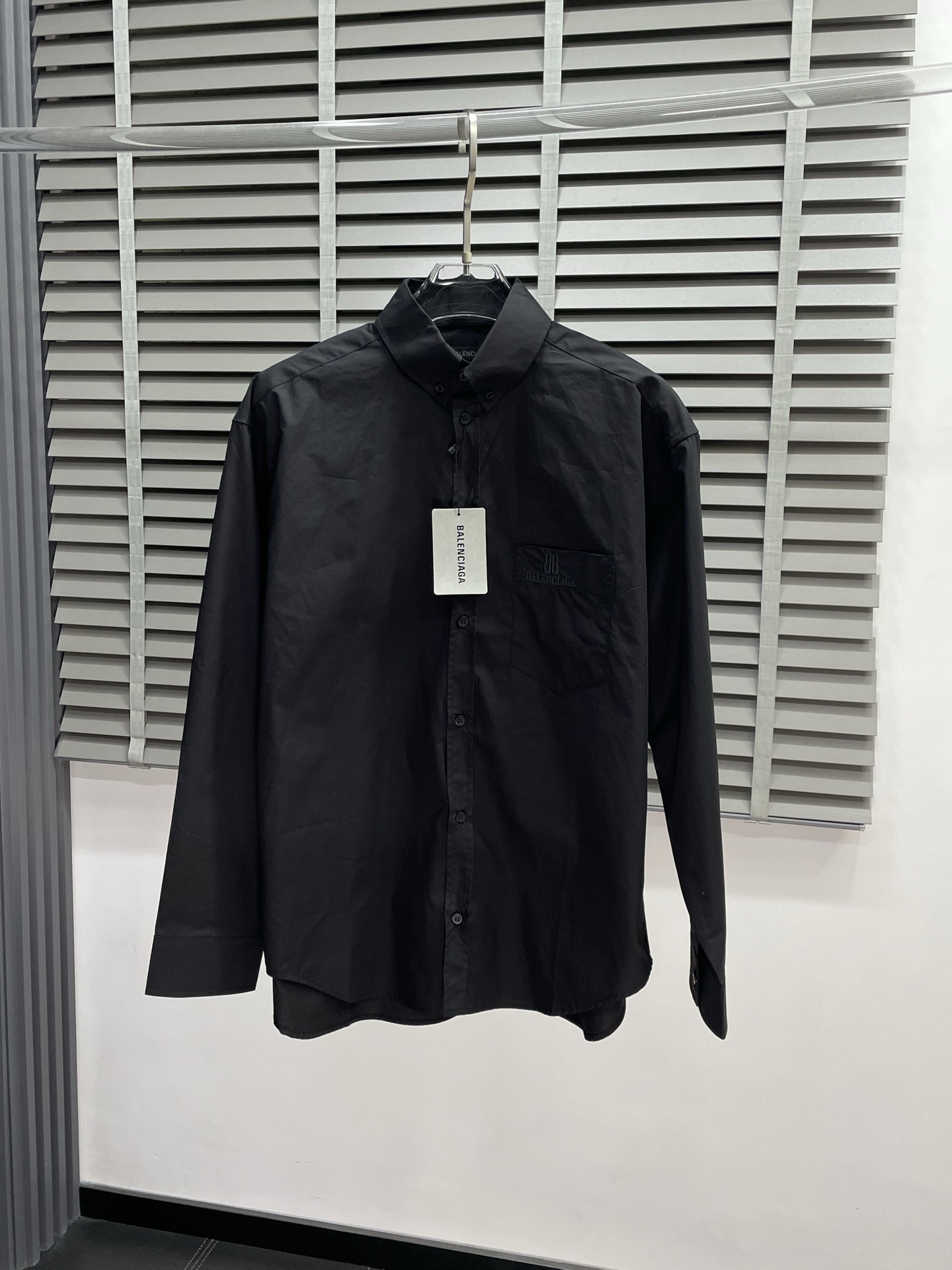 NO:476237,.Balenciga exclusively offers new men's casual long-sleeved shirts, high-end customization, high-end version, fashionable and versatile imported fabrics, super soft and delicate, skin-friendly and comfortable to wear, high-end boutique, OEM, fine-made, very good for the upper body, men's essential items, complete three standards, 34.36.38.40,,balenciaga,balenciaga,shirts,alexander wang19860909.Balenciga巴黎世家独家专供新款男士休闲长袖衬衫 高端定制 高端版本 时尚百搭爆款进口面料 手感超柔软细腻 穿着亲肤舒适 高端精品 代工厂精细做上身非常赞 男士必备单品 三标齐全 码数34.36.38.40,,balenciaga,balenciaga,shirts,alexander wang,Men's clothing