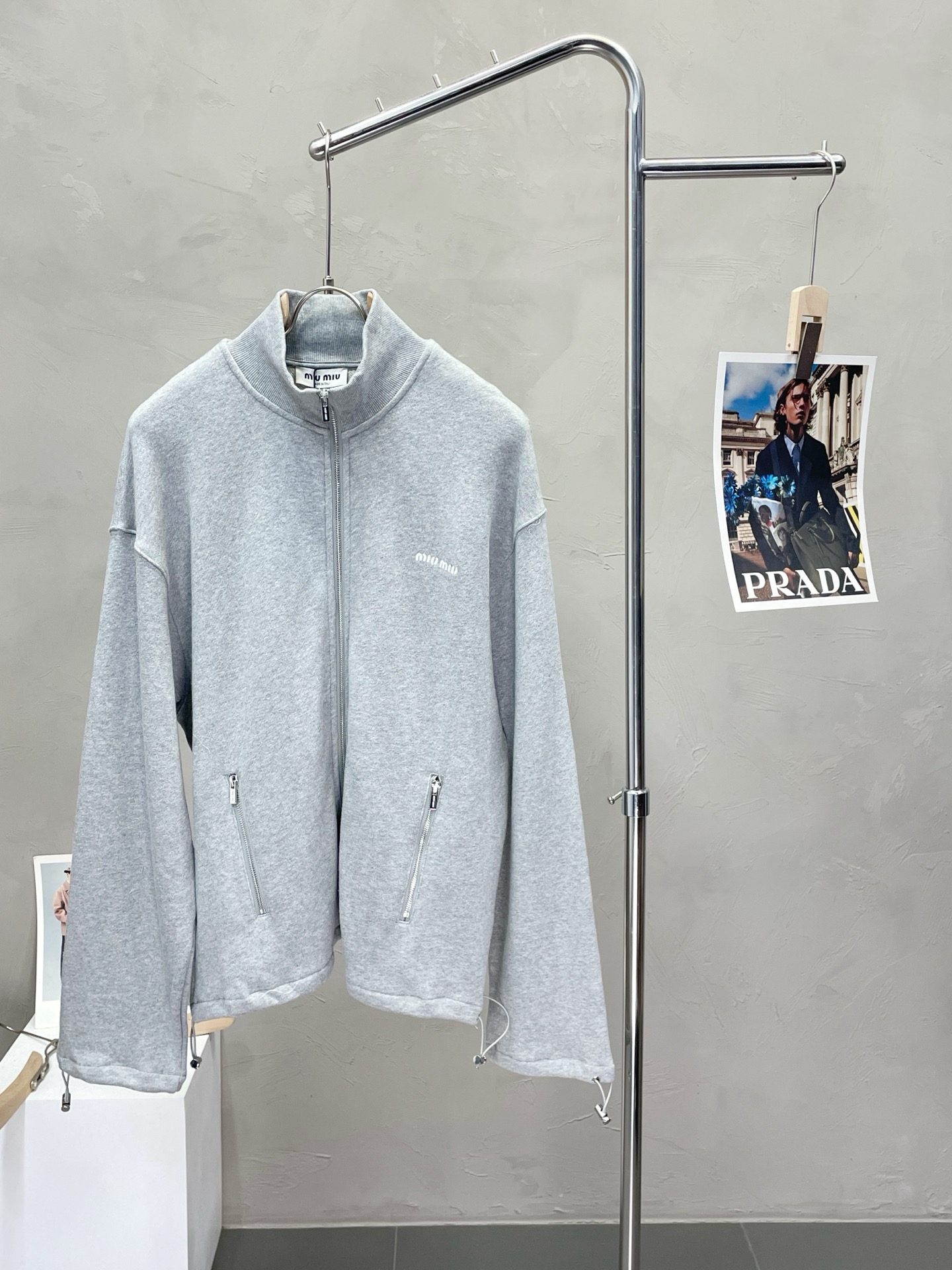 NO:473648,.MIUMIU Miao exclusively offers new fashion and casual autumn and winter stand-up collar jackets. Imported original technology fabrics are soft and comfortable, comfortable and breathable on the upper body, skin-friendly and not stubborn. They are unique mixed and matched design styles. Whether worn alone or matched, they are all versatile items, demonstrating the personality of young people, with extremely high grades and handsome upper body!  Number of codes: S-XL, miumiu, jackets & coats, alexander wang19860909.MIUMIU谬谬独家专供新品时尚休闲秋冬立领外套 进口原版科技面料,柔软舒适,上身舒适透气,亲肤不扎人,独特混搭设计风格,无论是单穿还是搭配,都是百搭单品,彰显了年轻人的个性,档次极高,上身帅气十足！码数:S-XL,,miumiu,jackets & coats,alexander wang,Men's clothing