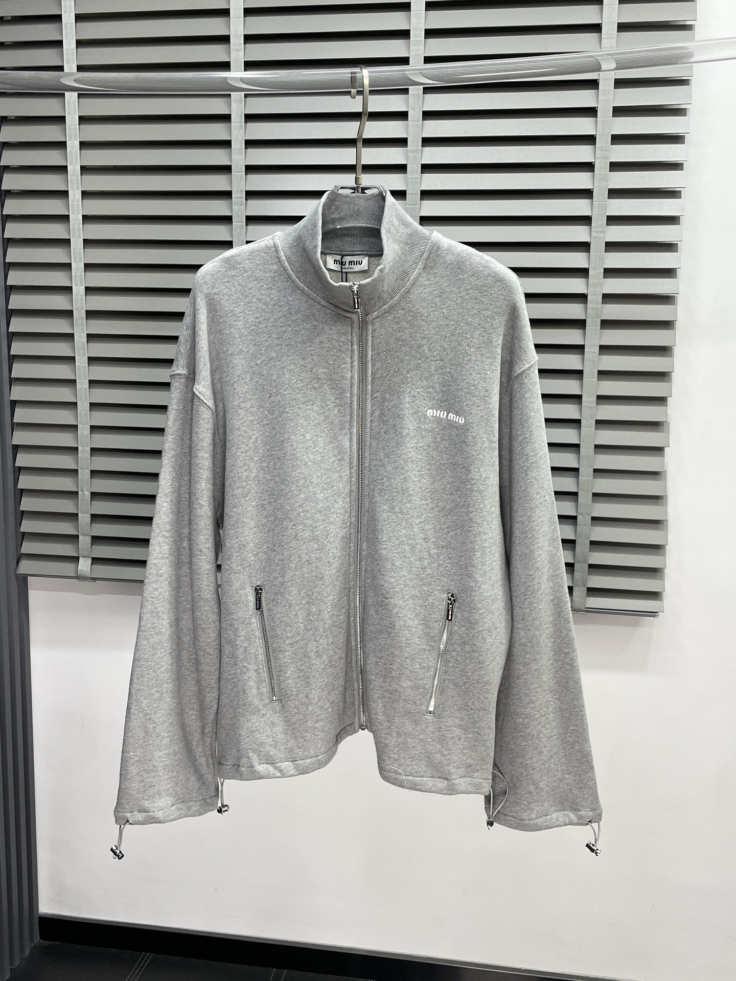 NO:476252,.MIUMIU Miao exclusively offers new fashion and casual autumn and winter stand-up collar jackets. Imported original technology fabrics are soft and comfortable, comfortable and breathable on the upper body, skin-friendly and not stubborn. They are unique mixed and matched design styles. Whether worn alone or matched, they are all versatile items, demonstrating the personality of young people, with extremely high grades and handsome upper body!  Number of codes: S-XL, miumiu, jackets & coats, alexander wang19860909.MIUMIU谬谬独家专供新品时尚休闲秋冬立领外套 进口原版科技面料,柔软舒适,上身舒适透气,亲肤不扎人,独特混搭设计风格,无论是单穿还是搭配,都是百搭单品,彰显了年轻人的个性,档次极高,上身帅气十足！码数:S-XL,,miumiu,jackets & coats,alexander wang,Men's clothing