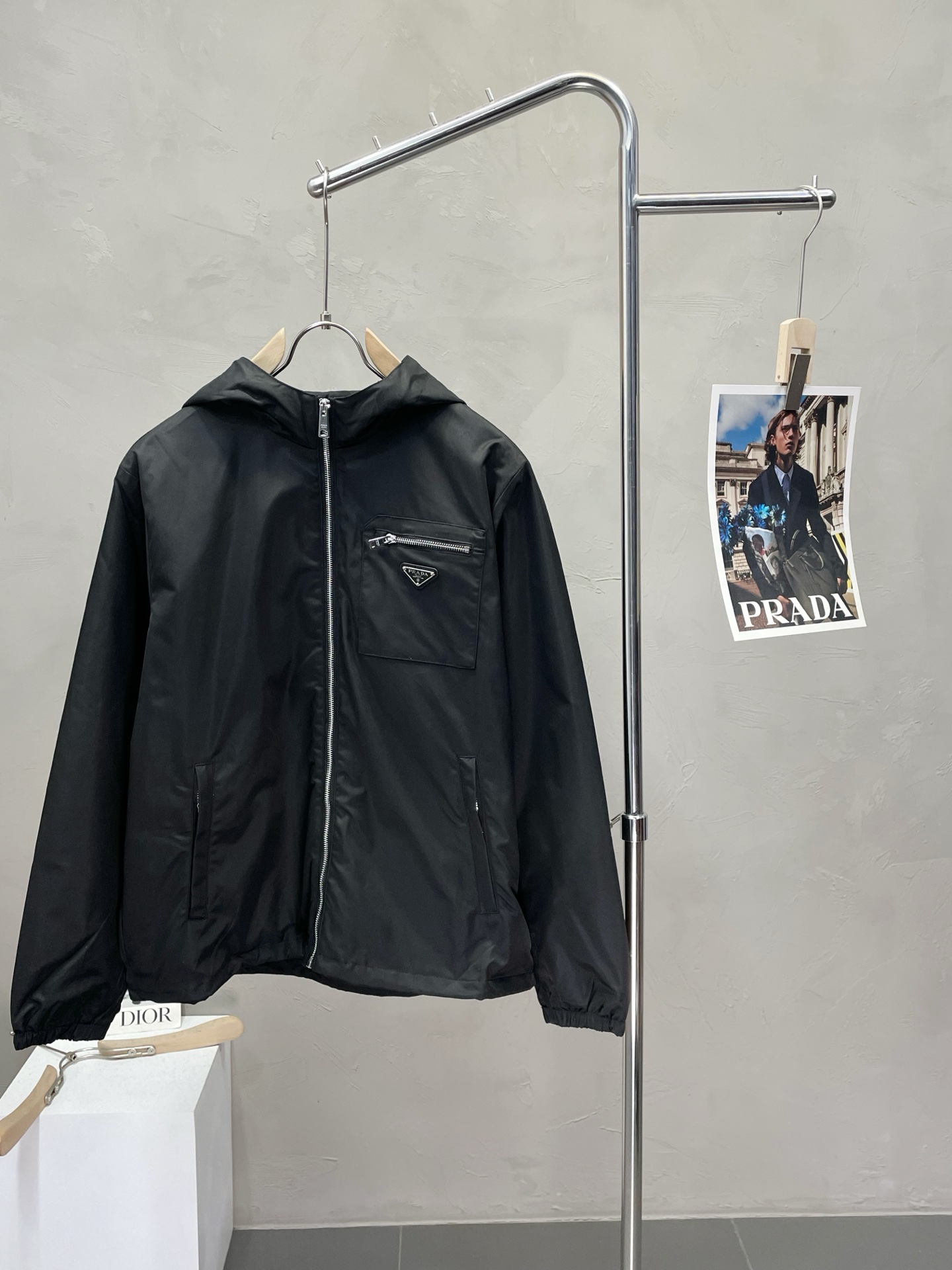 NO:473652,.Prada exclusively offers new fashion and casual autumn and winter hooded jackets. Imported original technology fabrics are soft and comfortable, comfortable and breathable on the upper body, skin-friendly and not stubborn. They have a unique mixed and matched design style. Whether worn alone or matched, they are all versatile items, demonstrating the personality of young people, with extremely high grades and a handsome upper body!  Number of codes: S-XL, prada, prada, jackets & coats, hats, alexander wang19860909.Prada普拉达独家专供新品时尚休闲秋冬连帽外套 进口原版科技面料,柔软舒适,上身舒适透气,亲肤不扎人,独特混搭设计风格,无论是单穿还是搭配,都是百搭单品,彰显了年轻人的个性,档次极高,上身帅气十足！码数:S-XL,,prada,prada,jackets & coats,hats,alexander wang,Men's clothing