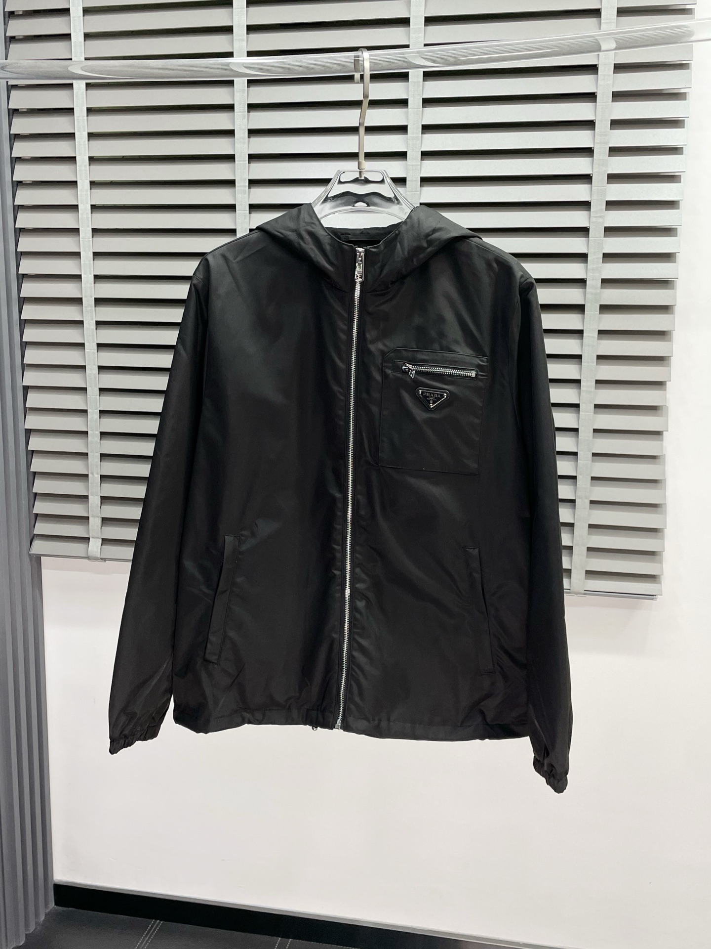 NO:476201,.Prada exclusively offers new fashion and casual autumn and winter hooded jackets. Imported original technology fabrics are soft and comfortable, comfortable and breathable on the upper body, skin-friendly and not stubborn. They have a unique mixed and matched design style. Whether worn alone or matched, they are all versatile items, demonstrating the personality of young people, with extremely high grades and a handsome upper body!  Number of codes: S-XL, prada, prada, jackets & coats, hats, alexander wang19860909.Prada普拉达独家专供新品时尚休闲秋冬连帽外套 进口原版科技面料,柔软舒适,上身舒适透气,亲肤不扎人,独特混搭设计风格,无论是单穿还是搭配,都是百搭单品,彰显了年轻人的个性,档次极高,上身帅气十足！码数:S-XL,,prada,prada,jackets & coats,hats,alexander wang,Men's clothing