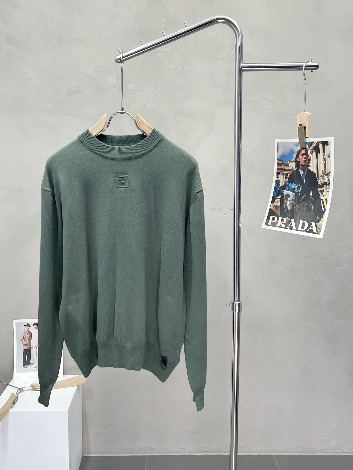 NO:473640,.FENDI exclusively offers new fashion and casual autumn and winter sweaters. Imported original technology fabrics are soft and comfortable, comfortable and breathable on the upper body, skin-friendly and not stubborn. They have a unique mixed and matched design style. Whether worn alone or matched, they are all versatile items, demonstrating the personality of young people, with extremely high grades and a handsome upper body!  Number of codes: S-XL, fendi, fendi, sweaters, alexander wang19860909.FENDI芬迪独家专供新品时尚休闲秋冬毛衣 进口原版科技面料,柔软舒适,上身舒适透气,亲肤不扎人,独特混搭设计风格,无论是单穿还是搭配,都是百搭单品,彰显了年轻人的个性,档次极高,上身帅气十足！码数:S-XL,,fendi,fendi,sweaters,alexander wang,Men's clothing