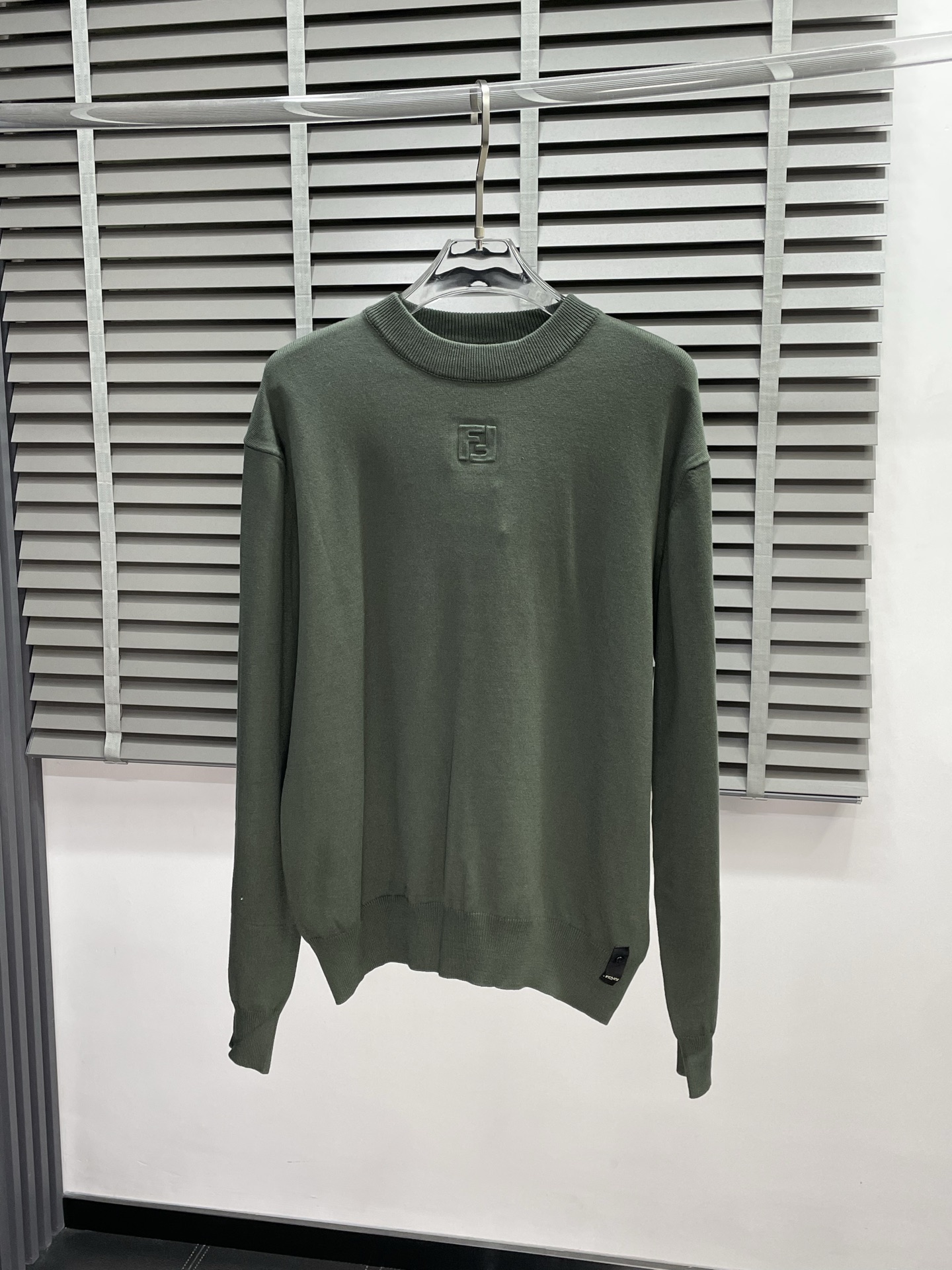 NO:476242,.FENDI exclusively offers new fashion and casual autumn and winter sweaters. Imported original technology fabrics are soft and comfortable, comfortable and breathable on the upper body, skin-friendly and not stubborn. They have a unique mixed and matched design style. Whether worn alone or matched, they are all versatile items, demonstrating the personality of young people, with extremely high grades and a handsome upper body!  Number of codes: S-XL, fendi, fendi, sweaters, alexander wang19860909.FENDI芬迪独家专供新品时尚休闲秋冬毛衣 进口原版科技面料,柔软舒适,上身舒适透气,亲肤不扎人,独特混搭设计风格,无论是单穿还是搭配,都是百搭单品,彰显了年轻人的个性,档次极高,上身帅气十足！码数:S-XL,,fendi,fendi,sweaters,alexander wang,Men's clothing