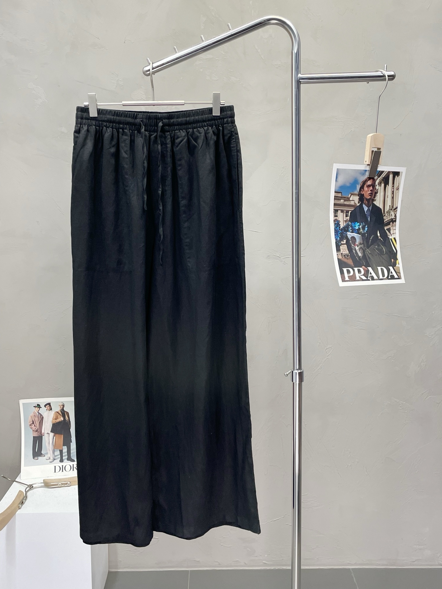 NO:473621,.LOEWE exclusively available for new spring and summer casual pants high-end version!  Custom linen fabric in counter is breathable and comfortable, with impeccable details, and the brand element design concept reflects high quality. Logo pattern, delicate and soft feel!  It is casually cut, with a great upper body style!  S-XL, loewe, loewe, alexander wang19860909.LOEWE罗意威独家专供新款 春夏休闲裤 高端版本！专柜定制亚麻面料 透气舒适度高,细节无可挑剔,品牌元素设计理念,体现高品质.logo图案,手感细腻柔软！呈现休闲裁剪,上身版型超赞！码数S-XL,,loewe,loewe,alexander wang,Men's clothing