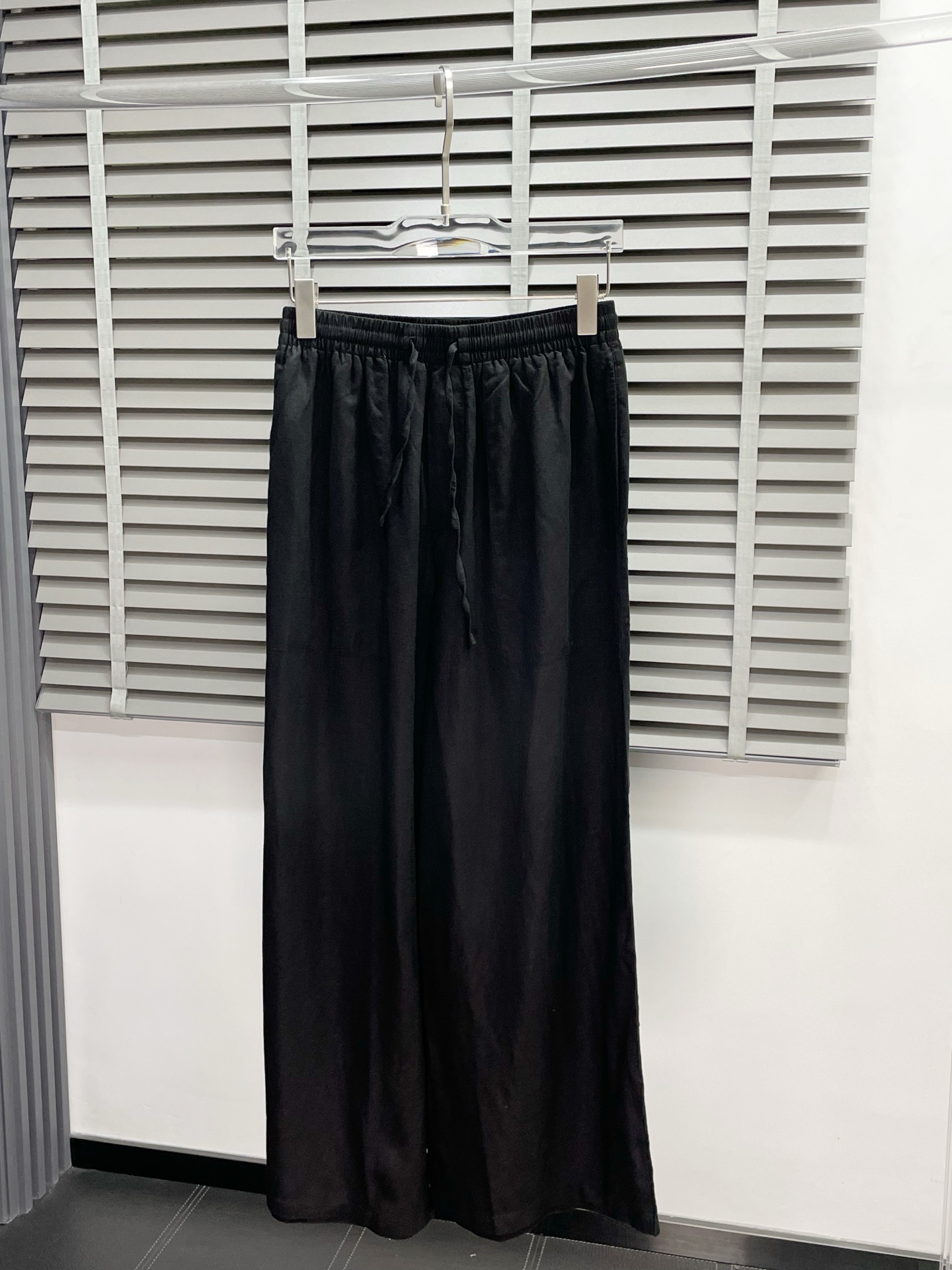 NO:476225,.LOEWE exclusively available for new spring and summer casual pants high-end version!  Custom linen fabric in counter is breathable and comfortable, with impeccable details, and the brand element design concept reflects high quality. Logo pattern, delicate and soft feel!  It is casually cut, with a great upper body style!  S-XL, loewe, loewe, alexander wang19860909.LOEWE罗意威独家专供新款 春夏休闲裤 高端版本！专柜定制亚麻面料 透气舒适度高,细节无可挑剔,品牌元素设计理念,体现高品质.logo图案,手感细腻柔软！呈现休闲裁剪,上身版型超赞！码数S-XL,,loewe,loewe,alexander wang,Men's clothing