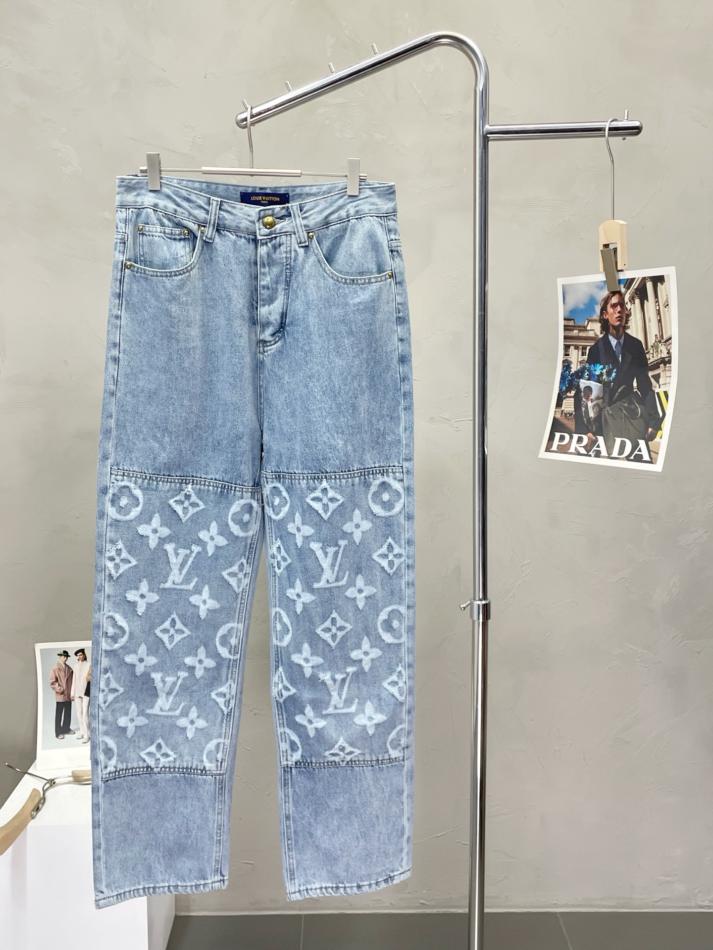 NO:476219,.Louis Vuitton exclusively offers the new high-end version of denim wide-leg pants!  Customized fabrics for counters are breathable and comfortable, with impeccable details, and the brand element design concept reflects high quality. Logo pattern, delicate and soft feel!  It is casually cut, with a great upper body style!  Code number M-3XL, louis vuitton,louis vuitton,alexander wang19860909.Louis Vuitton路易威登独家专供新款牛仔阔腿裤高端版本！专柜定制面料 透气舒适度高,细节无可挑剔,品牌元素设计理念,体现高品质.logo图案,手感细腻柔软！呈现休闲裁剪,上身版型超赞！码数M-3XL,,louis vuitton,louis vuitton,alexander wang,Men's clothing