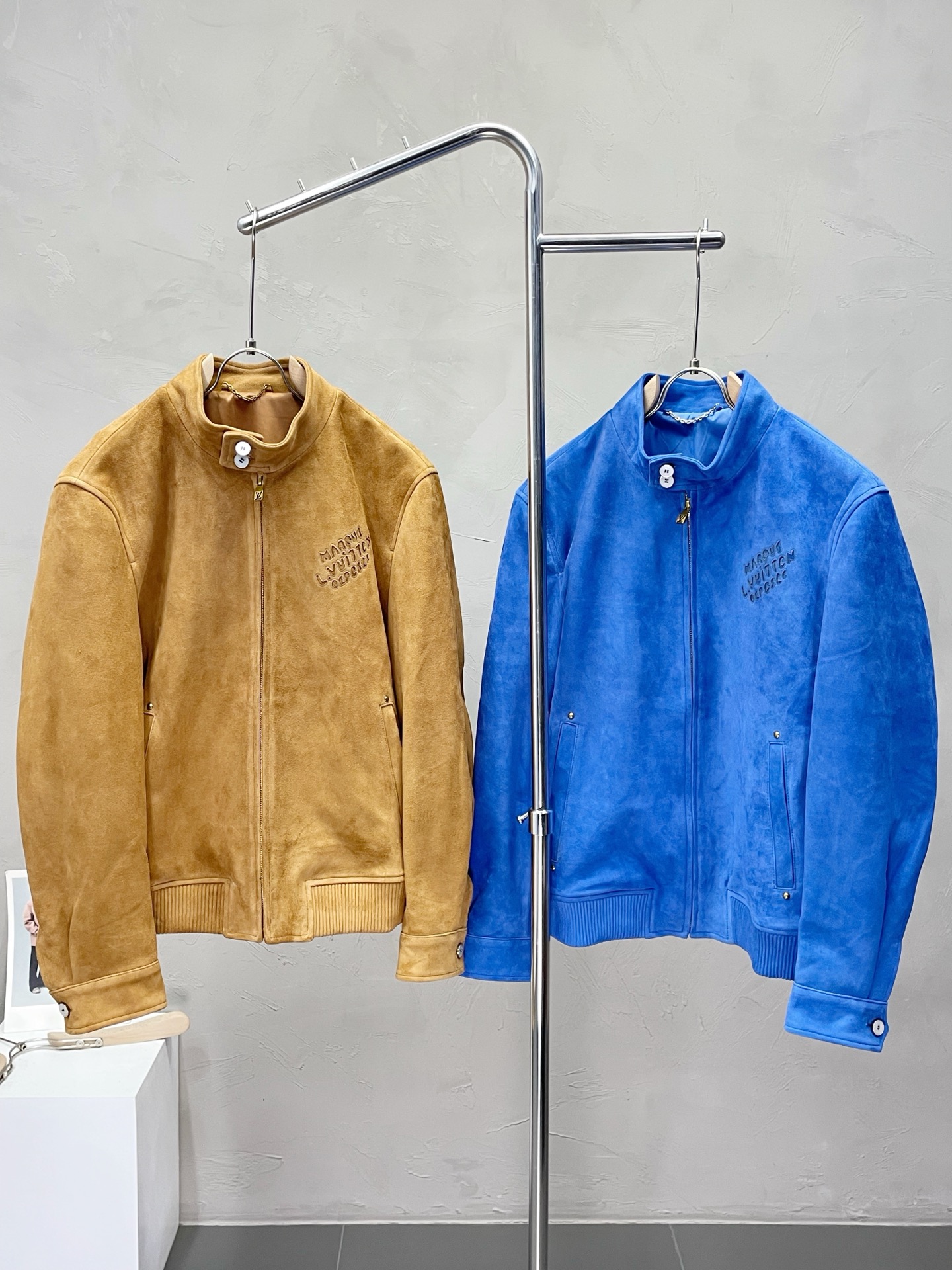 NO:455236,.Leather Jacket - Louis Vuitton exclusively offers the latest spring and autumn leather jackets. Classic logo design and leather jackets with great appearance. Imported leather fabrics. The quality is even more unscrupulous. You can buy it directly. You can't get it wrong! Through the detailed pictures, you can feel its powerful aura, and the warm-concentration effect is significant, so you don’t have to worry about the chill at all! It is both fashionable and functional, and the whole style looks more luxurious and elegant! Size M-3XL, louis vuitton,louis vuitton,leather jacket,alexander wang19860909.皮衣- Louis Vuitton路易威登独家专供最新春秋皮衣 经典logo设计与颜值爆棚的皮衣 进口皮面料 品质更是无法挑剔品控可以直接入手,不容过错的高端臻品！通过细节图片便可感受到它强悍的气场,聚温保暖效果显著,完全不用担心会有一点寒意！时尚与功能性兼备,整款显得更加的奢华大气！ 尺码M-3XL,,louis vuitton,louis vuitton,leather jacket,alexander wang,Men's clothing