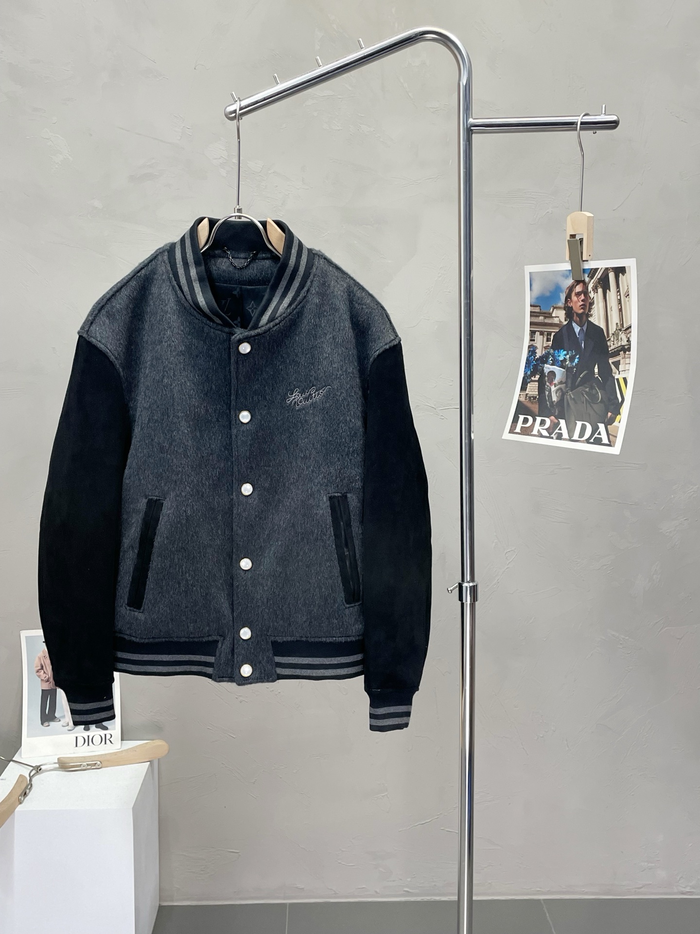 NO:570121,.Leather jackets - Louis Vuitton exclusively provides the latest autumn and winter leather baseball jackets. Classic logo design and stunningly beautiful leather jackets. Imported leather fabrics. The quality is impeccable. Quality control allows you to buy it directly. It is a high-end product that cannot be faulted! You can feel its powerful aura through the detailed pictures. It has a remarkable effect of gathering heat and keeping warm, so you don’t have to worry about getting a little chilly! Both fashionable and functional, the whole style looks more luxurious! Size M-3XL,,louis vuitton,louis vuitton,leather jacket,alexander wang19860909.皮衣- Louis Vuitton路易威登独家专供最新秋冬拼皮棒球服 经典logo设计与颜值爆棚的皮衣 进口皮面料 品质更是无法挑剔品控可以直接入手,不容过错的高端臻品！通过细节图片便可感受到它强悍的气场,聚温保暖效果显著,完全不用担心会有一点寒意！时尚与功能性兼备,整款显得更加的奢华大气！ 尺码M-3XL,,louis vuitton,louis vuitton,leather jacket,alexander wang,Men's clothing