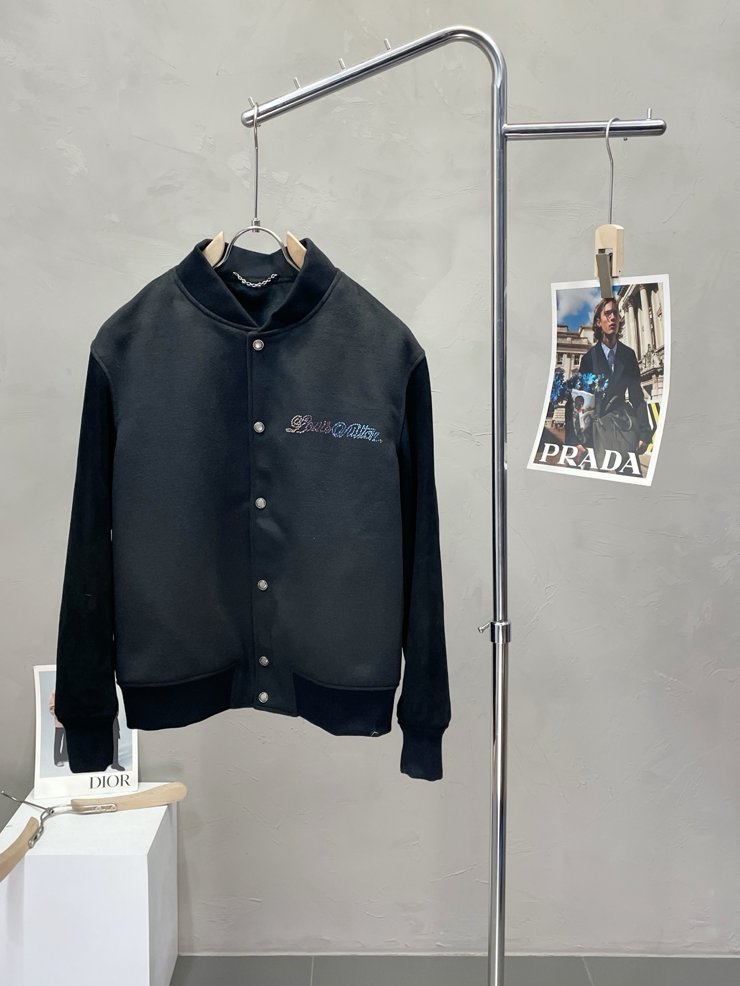 NO:568044,.Leather jackets - Louis Vuitton exclusively provides the latest autumn and winter leather baseball jackets. Classic logo design and stunningly beautiful leather jackets. Imported leather fabrics. The quality is impeccable. Quality control allows you to buy it directly. It is a high-end product that cannot be faulted! You can feel its powerful aura through the detailed pictures. It has a remarkable effect of gathering heat and keeping warm, so you don’t have to worry about getting a little chilly! Both fashionable and functional, the whole style looks more luxurious! Size M-3XL,,louis vuitton,louis vuitton,leather jacket,alexander wang19860909.皮衣- Louis Vuitton路易威登独家专供最新秋冬拼皮棒球服 经典logo设计与颜值爆棚的皮衣 进口皮面料 品质更是无法挑剔品控可以直接入手,不容过错的高端臻品！通过细节图片便可感受到它强悍的气场,聚温保暖效果显著,完全不用担心会有一点寒意！时尚与功能性兼备,整款显得更加的奢华大气！ 尺码M-3XL,,louis vuitton,louis vuitton,leather jacket,alexander wang,Men's clothing