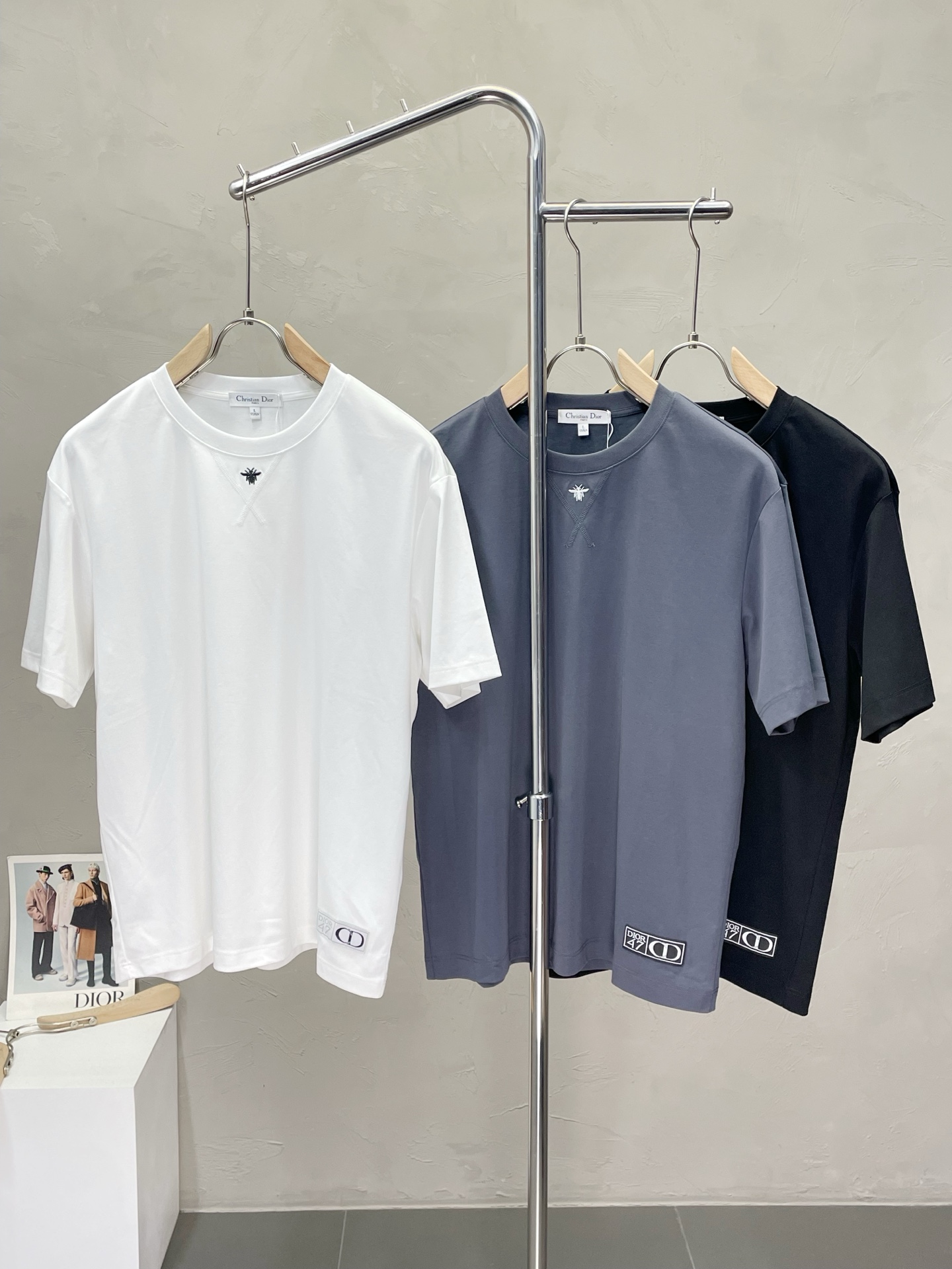 NO:457184,.Dior exclusively offers new spring and summer original single men's casual short sleeves, high-end customization, high-end version, fashionable and versatile imported fabric, super soft and delicate, skin-friendly and comfortable to wear, high-end boutique, OEM, fine production, very good for the upper body, men's essential items, three standards, M-3XL,,dior,dior,T-shirt,alexander wang19860909.Dior迪奥独家专供新款春夏原单男士休闲短袖 高端定制 高端版本 时尚百搭爆款进口面料 手感超柔软细腻 穿着亲肤舒适 高端精品 代工厂精细做上身非常赞 男士必备单品 三标齐全 码数M-3XL,,dior,dior,T-shirt,alexander wang,Men's clothing