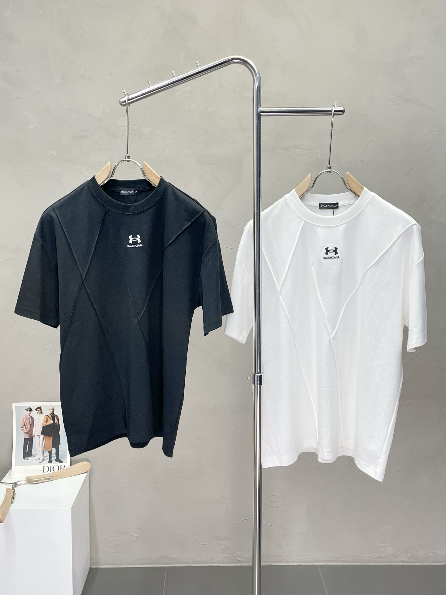 NO:457192,.Balenciaga exclusively offers new spring and summer original single men's casual short sleeves, high-end customization, high-end version, fashionable and versatile imported fabric, super soft and delicate, skin-friendly and comfortable to wear, high-end boutique, OEM, fine-made top body, very good, men's essential items, three standards, M-3XL,,balenciaga,balenciaga,T-shirt,alexander wang19860909.Balenciaga巴黎世家独家专供新款春夏原单男士休闲短袖 高端定制 高端版本 时尚百搭爆款进口面料 手感超柔软细腻 穿着亲肤舒适 高端精品 代工厂精细做上身非常赞 男士必备单品 三标齐全 码数M-3XL,,balenciaga,balenciaga,T-shirt,alexander wang,Men's clothing