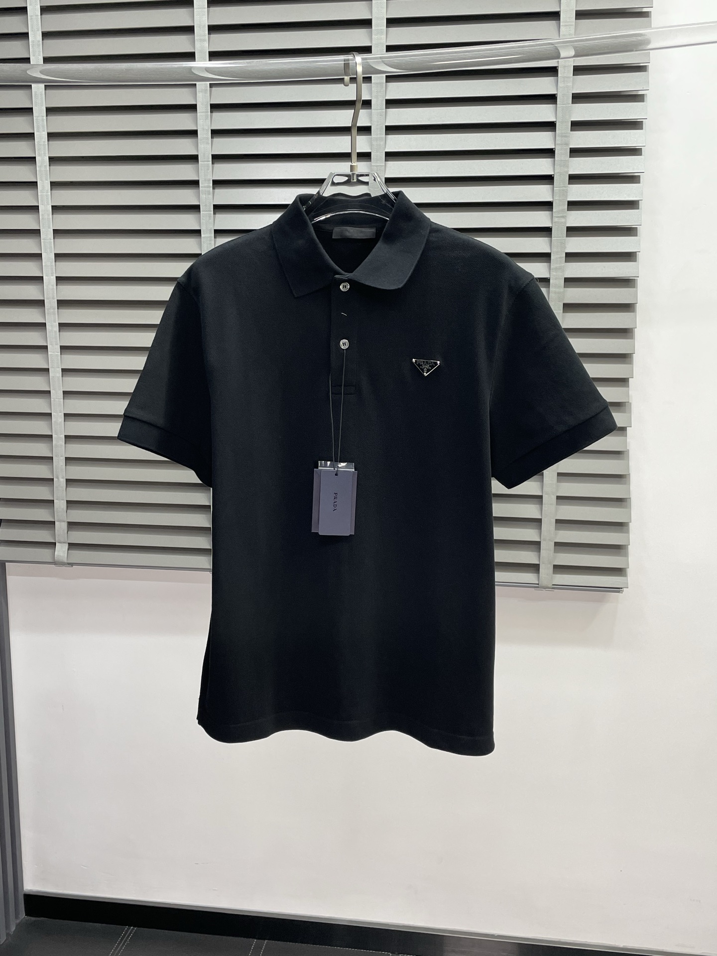 NO:457204,.Prada exclusively offers new spring and summer original single men's casual short sleeves, high-end customization, high-end version, fashionable and versatile imported fabric, super soft and delicate, skin-friendly and comfortable to wear, high-end boutique, OEM, fine-made top body, very good, men's essential items, three standards, S-XL,,prada,prada,T-shirt,alexander wang19860909.Prada普拉达独家专供新款春夏原单男士休闲短袖 高端定制 高端版本 时尚百搭爆款进口面料 手感超柔软细腻 穿着亲肤舒适 高端精品 代工厂精细做上身非常赞 男士必备单品 三标齐全 码数S-XL,,prada,prada,T-shirt,alexander wang,Men's clothing