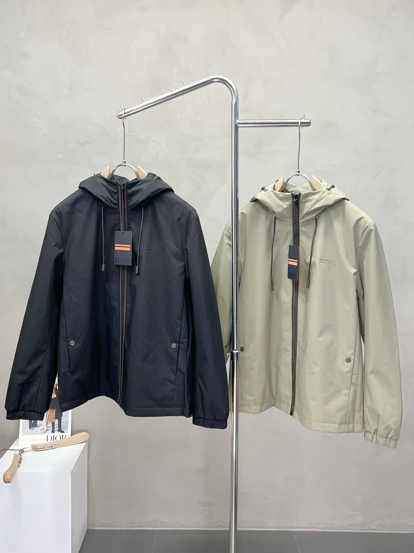 NO:506154,.ZEGNA exclusively offers the latest and fashionable autumn and winter hooded cotton jackets. A jacket with a classic design and appearance, and the quality is even more unscrupulous. You can buy it directly. You can't miss it! Through the detailed pictures, you can feel its powerful aura, and the warm-concentration effect is significant, so you don’t have to worry about the chill at all! It is both fashionable and functional, and the whole style looks more luxurious and elegant! Size 48-56, zegna, jackets & coats, jackets & coats, hats, alexander wang19860909.ZEGNA杰尼亚独家专供最新时尚秋冬连帽棉服夹克.经典设计感与颜值爆棚的外套,品质更是无法挑剔品控可以直接入手,不容过错的高端臻品！通过细节图片便可感受到它强悍的气场,聚温保暖效果显著,完全不用担心会有一点寒意！时尚与功能性兼备,整款显得更加的奢华大气！ 尺码48-56,,zegna,jackets & coats,jackets & coats,hats,alexander wang,Men's clothing