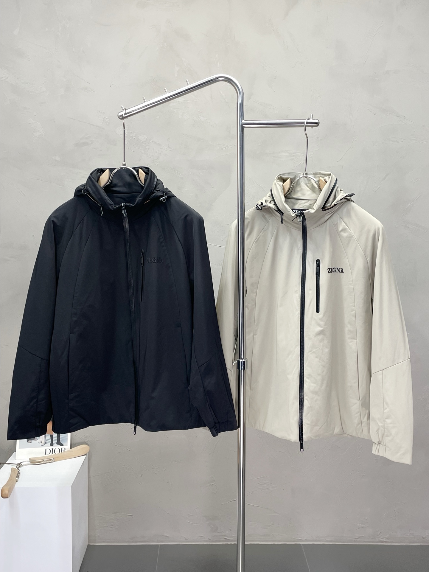 NO:518449,.ZEGNA exclusively offers the latest and fashionable autumn and winter hooded cotton jackets. The hat can be sucked up. A jacket with a classic design and a very beautiful appearance. It is even more difficult to pick and control. You can buy it directly. You can't get it wrong! Through the detailed pictures, you can feel its powerful aura, and the warm-concentration effect is significant, so you don’t have to worry about the chill at all! It is both fashionable and functional, and the whole style looks more luxurious and elegant! Size 48-56, zegna, jackets & coats, jackets & coats, hats, alexander wang19860909.ZEGNA杰尼亚独家专供最新时尚秋冬连帽棉服夹克.帽子可收起设计 经典设计感与颜值爆棚的外套,品质更是无法挑剔品控可以直接入手,不容过错的高端臻品！通过细节图片便可感受到它强悍的气场,聚温保暖效果显著,完全不用担心会有一点寒意！时尚与功能性兼备,整款显得更加的奢华大气！ 尺码48-56,,zegna,jackets & coats,jackets & coats,hats,alexander wang,Men's clothing