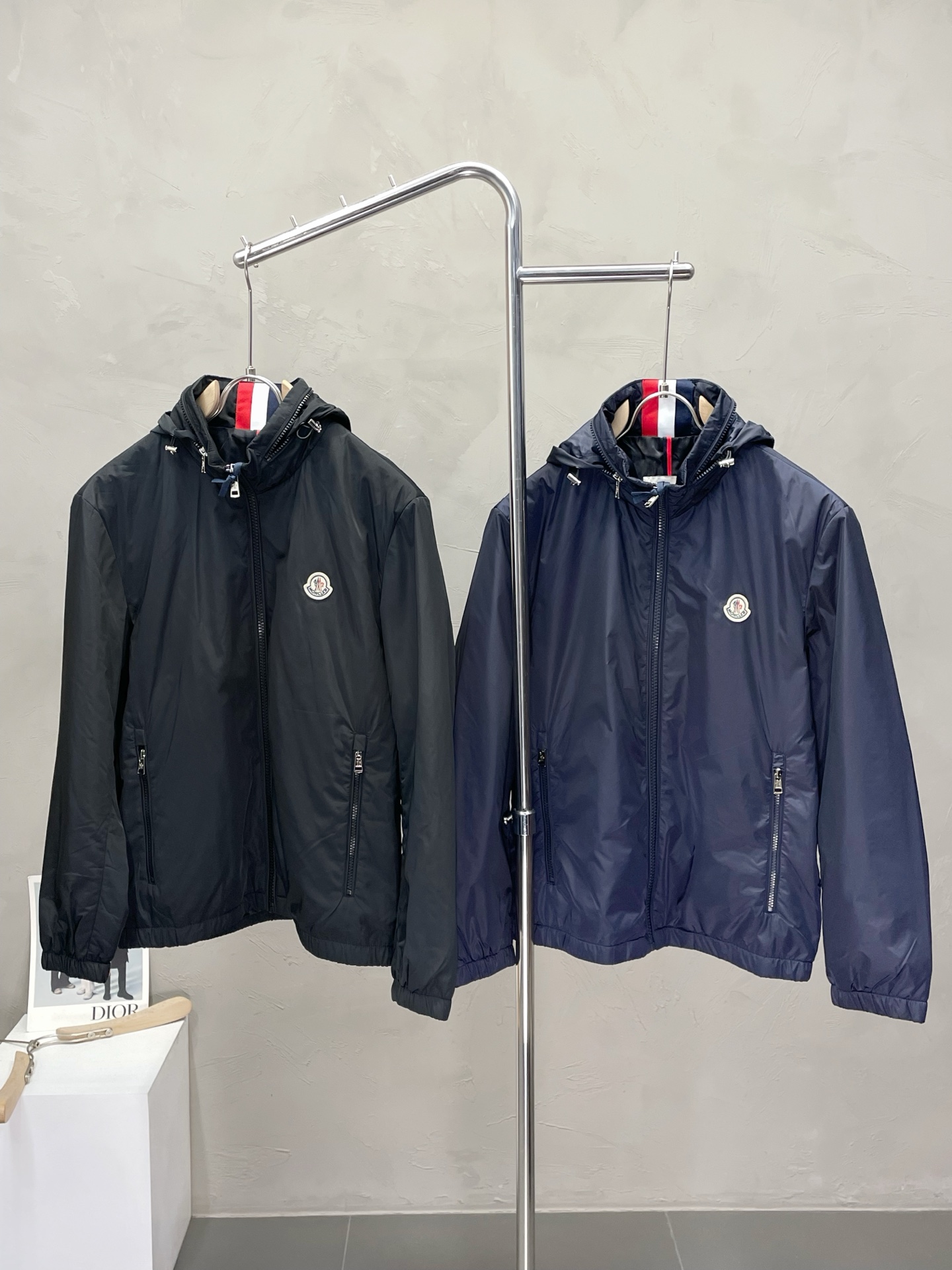 NO:518451,.Moncler hooded cotton jackets exclusively for the latest and fashionable autumn and winter hooded cotton jackets. The hat can be sucked up. A jacket with a classic design and a very beautiful appearance. It is even more difficult to pick and control. You can buy it directly. You can't get it wrong! Through the detailed pictures, you can feel its powerful aura, and the warm-concentration effect is significant, so you don’t have to worry about the chill at all! It is both fashionable and functional, and the whole style looks more luxurious and elegant! Size 48-56, Moncler, jackets & coats, jackets & coats, hats, alexander wang19860909.Moncler蒙口独家专供最新时尚秋冬连帽棉服夹克.帽子可收起设计 经典设计感与颜值爆棚的外套,品质更是无法挑剔品控可以直接入手,不容过错的高端臻品！通过细节图片便可感受到它强悍的气场,聚温保暖效果显著,完全不用担心会有一点寒意！时尚与功能性兼备,整款显得更加的奢华大气！ 尺码48-56,,Moncler,jackets & coats,jackets & coats,hats,alexander wang,Men's clothing