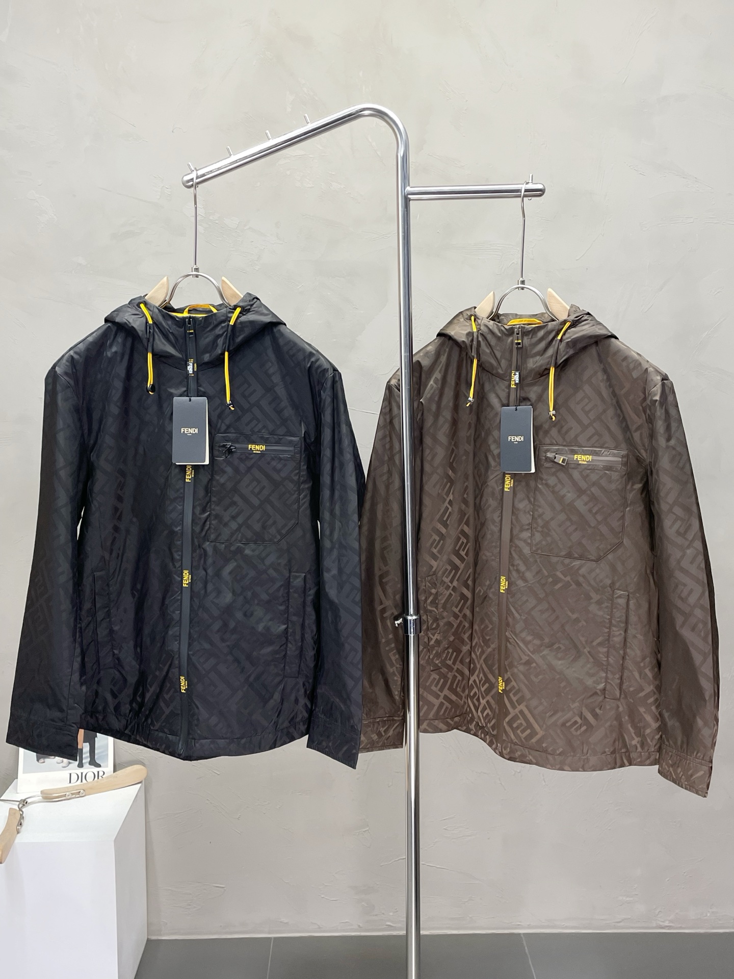 NO:461793,.FENDI exclusively offers the latest and fashionable autumn and winter hooded cotton jackets. A jacket with a classic design and appearance, and the quality is even more unscrupulous. You can buy it directly. You can't get it wrong! Through the detailed pictures, you can feel its powerful aura, and the warm-concentration effect is significant, so you don’t have to worry about the chill at all! It is both fashionable and functional, and the whole style looks more luxurious and elegant! Size 48-56, fendi, fendi, jackets & coats, jackets & coats, hats, alexander wang19860909.FENDI芬迪独家专供最新时尚秋冬连帽棉服夹克.经典设计感与颜值爆棚的外套,品质更是无法挑剔品控可以直接入手,不容过错的高端臻品！通过细节图片便可感受到它强悍的气场,聚温保暖效果显著,完全不用担心会有一点寒意！时尚与功能性兼备,整款显得更加的奢华大气！ 尺码48-56,,fendi,fendi,jackets & coats,jackets & coats,hats,alexander wang,Men's clothing