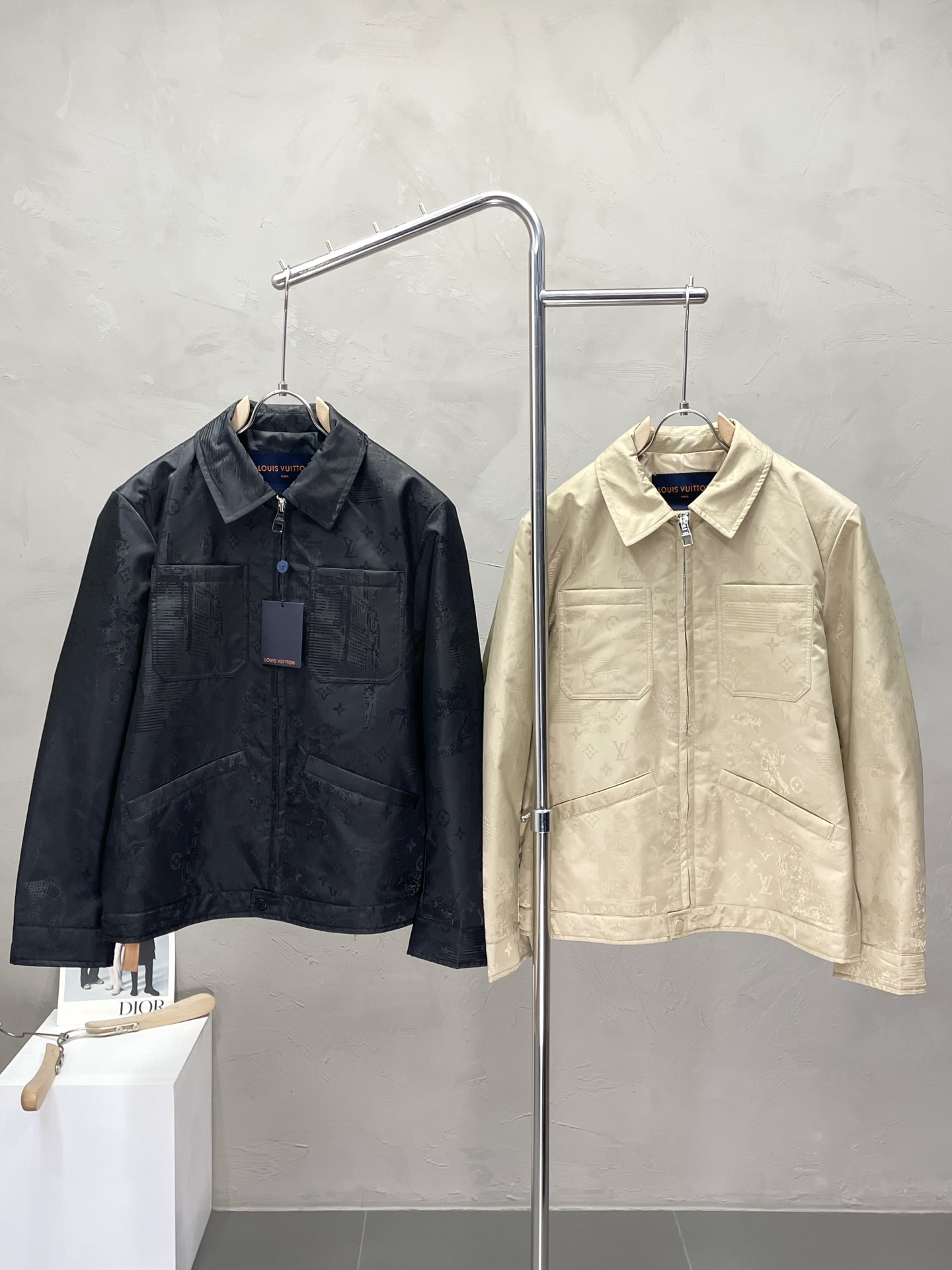 NO:459007,.Louis Vuitton exclusively offers the latest fashionable autumn and winter lapel cotton jackets. A jacket with a classic design and appearance, the quality is even more unscrupulous. You can buy it directly, which is not to be mistaken for high-end products! Through the detailed pictures, you can feel its powerful aura, and the warm-concentration effect is significant, so you don’t have to worry about the chill at all! It is both fashionable and functional, and the whole style looks more luxurious and elegant! Size 48-56, louis vuitton,louis vuitton,jackets & coats,jackets & coats,alexander wang19860909.Louis Vuitton路易威登独家专供最新时尚秋冬翻领棉服夹克.经典设计感与颜值爆棚的外套,品质更是无法挑剔品控可以直接入手,不容过错的高端臻品！通过细节图片便可感受到它强悍的气场,聚温保暖效果显著,完全不用担心会有一点寒意！时尚与功能性兼备,整款显得更加的奢华大气！ 尺码48-56,,louis vuitton,louis vuitton,jackets & coats,jackets & coats,alexander wang,Men's clothing