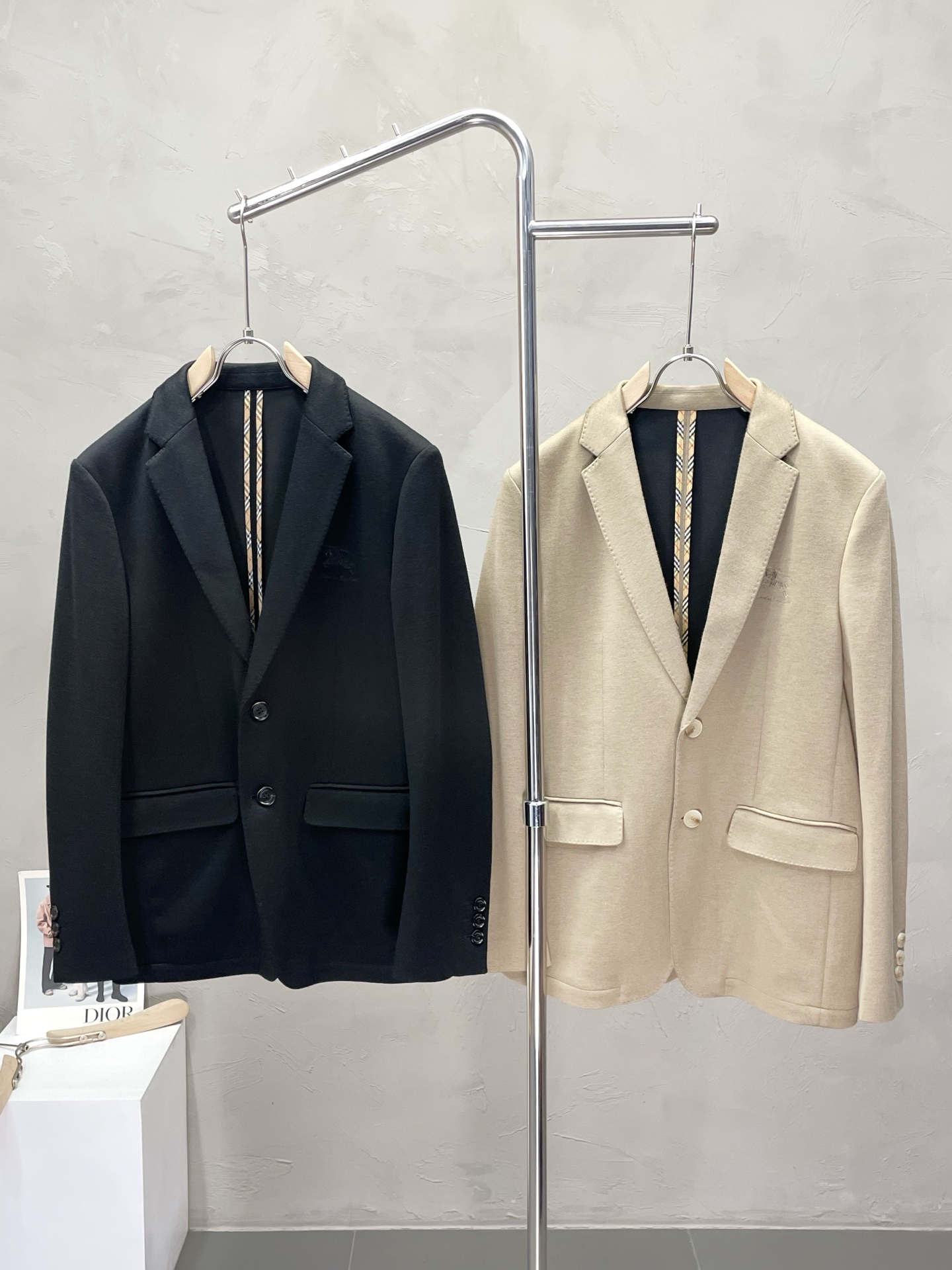 NO:518457,.Burberry Burberry exclusively supplies new suit jackets, simple and casual suit jackets, imported original polyester fabric, breathable, soft and warm, strong and drape, the whole piece of clothing is neat and flat, all hardware accessories are top-grade accessories with logos, and it is obvious that it is high-end fabric. This fabric is fixed and there is no good product from the outside, without any picky places, such a jacket is often worn and very practical. Size 48-56, , burberry, burberry, jackets & coats, business suit, alexander wang19860909.Burberry巴宝莉独家专供新款西服外套,简约休闲西装外套,进口原版聚酯纤维面料,透气柔软保暖性很强,笔挺垂感十足,整件衣服车工走线整齐平整,所有五金附料都是客供带logo顶级配件 一看就是高档的面料 这种面料都是定织的 外面根本就没有 正规大厂途径出来的好货,无任何有挑剔的地方 这样的一件外套属于常备常穿的,实用性很强.尺码48-56,,burberry,burberry,jackets & coats,business suit,alexander wang,Men's clothing