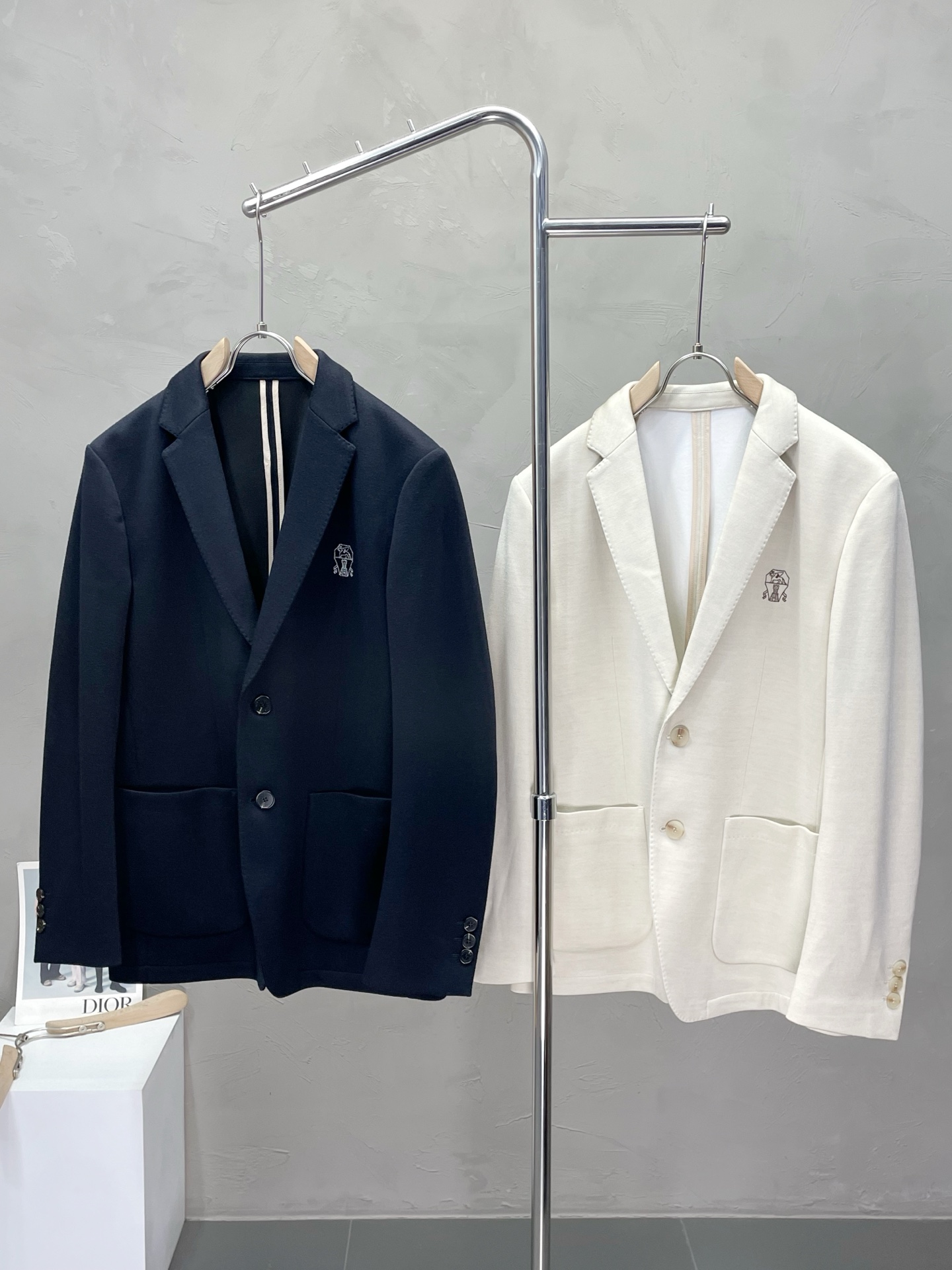 NO:518458,.BC-Brunello Cucineli Spring and Autumn New Style Blooms. Foreign Trade Company Order Simple and Casual Suit Jacket, exclusively for imported original polyester fiber fabric, breathable, soft and warm, strong straight and drape, the whole piece of clothing is neat and flat, all hardware accessories are customer-supplied top-grade accessories, and it is obvious that it is high-end fabric. This fabric is fixed-woven. There is no good product from the outside from a regular manufacturer, without any picky place. This jacket is often worn and has strong practicality. Size M-3XL, brunello cucinelli, jackets & coats, business suit, alexander wang19860909.BC-Brunello Cucineli布鲁内洛库奇内利春秋新款便西.外贸公司订单 简约休闲西装外套,独家专供进口原版聚酯纤维面料,透气柔软保暖性很强,笔挺垂感十足,整件衣服车工走线整齐平整,所有五金附料都是客供带logo顶级配件 一看就是高档的面料 这种面料都是定织的 外面根本就没有 正规大厂途径出来的好货,无任何有挑剔的地方 这样的一件外套属于常备常穿的,实用性很强.尺码M-3XL,,brunello cucinelli,jackets & coats,business suit,alexander wang,Men's clothing