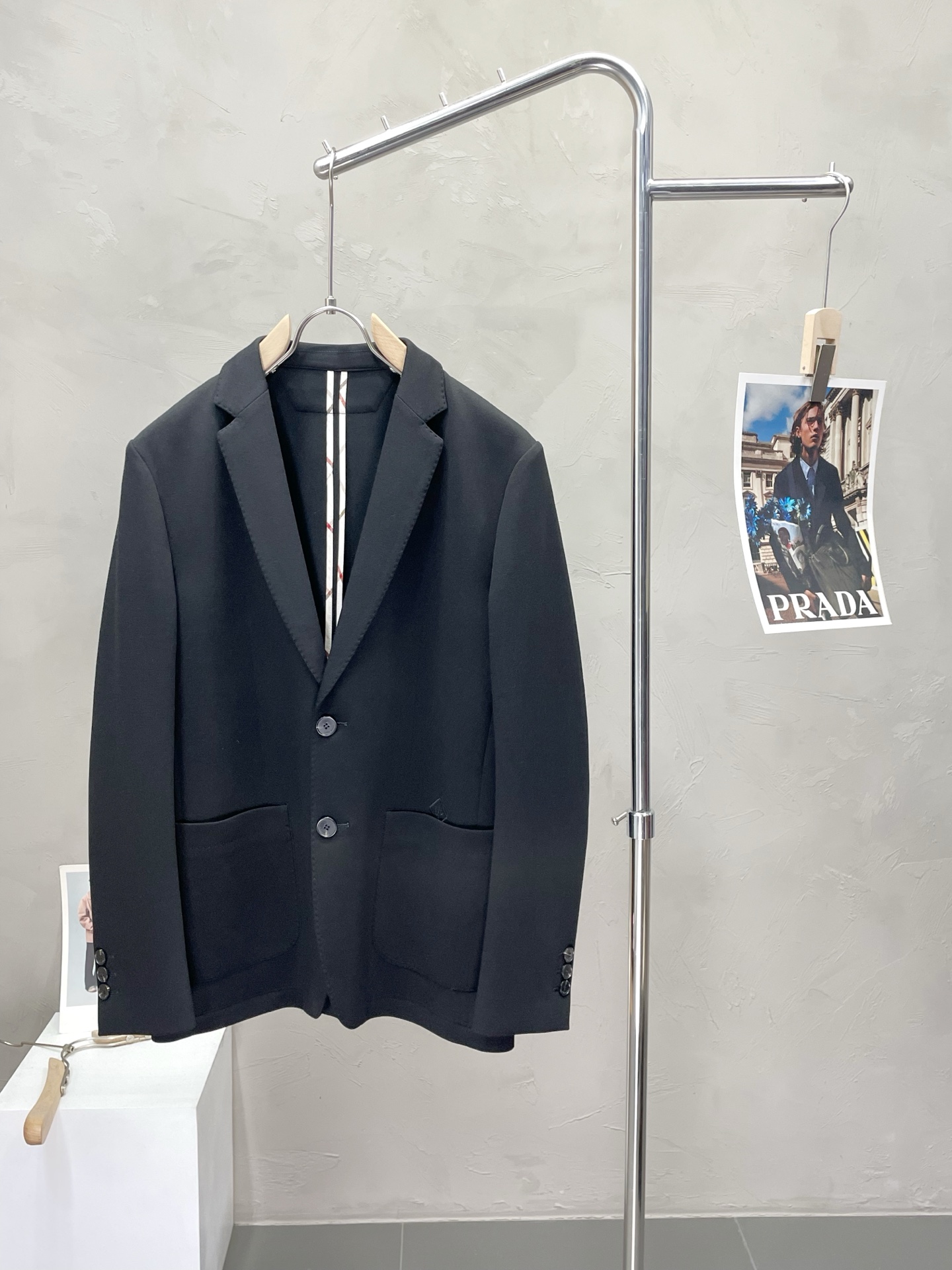 NO:518459,.Lp-Loro Piana exclusively supplies new suit jackets, simple and casual suit jackets, imported original polyester fabric, breathable, soft and warm, strong and drape, the whole piece of clothing is neat and flat, all hardware accessories are top-grade accessories with logos, and it is obvious that it is high-end fabric. This fabric is fixed and there is no good product from the outside, without any picky places, such a jacket is often worn and very practical. Size 48-56,,loro pigaana,loro pigaana, jackets & coats,business suit,alexander wang19860909.Lp-Loro Piana诺悠翩雅独家专供新款西服外套,简约休闲西装外套,进口原版聚酯纤维面料,透气柔软保暖性很强,笔挺垂感十足,整件衣服车工走线整齐平整,所有五金附料都是客供带logo顶级配件 一看就是高档的面料 这种面料都是定织的 外面根本就没有 正规大厂途径出来的好货,无任何有挑剔的地方 这样的一件外套属于常备常穿的,实用性很强.尺码48-56,,loro piana,loro piana,jackets & coats,business suit,alexander wang,Men's clothing