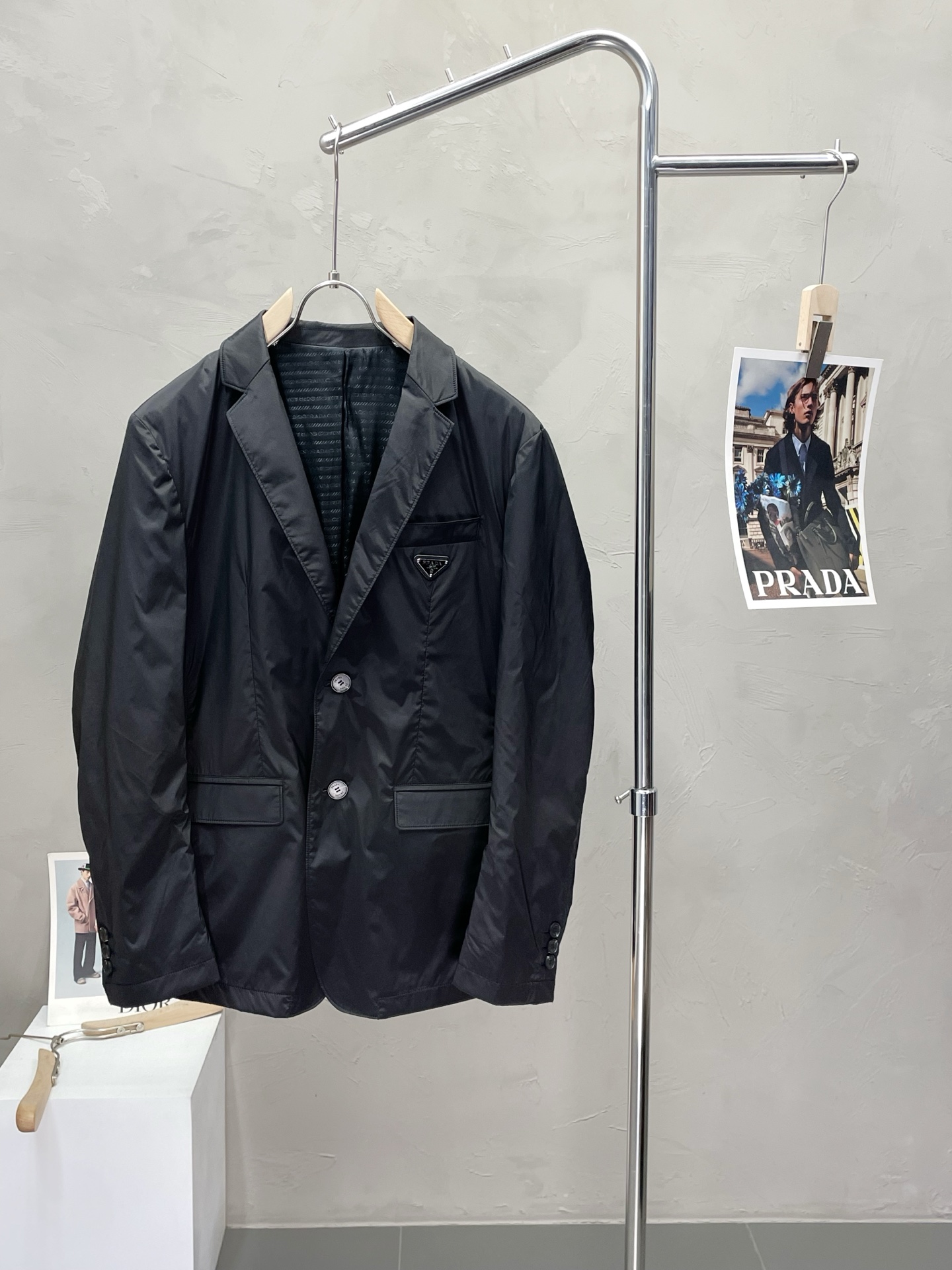 NO:518460,.Prada exclusively supplies new suit jackets, simple and casual suit jackets, imported original polyester fabric, breathable, soft and warm, strong and drape, the whole piece of clothing is neat and flat, all hardware accessories are top-grade accessories with logos, and it is obvious that it is high-end fabric. This fabric is fixed-woven. There is no good product from the outside, and there is no picky place to go. This jacket is often worn and has strong practicality. Size 48-56,,prada,prada,jackets & coats,business suit,alexander wang19860909.Prada普拉达独家专供新款西服外套,简约休闲西装外套,进口原版聚酯纤维面料,透气柔软保暖性很强,笔挺垂感十足,整件衣服车工走线整齐平整,所有五金附料都是客供带logo顶级配件 一看就是高档的面料 这种面料都是定织的 外面根本就没有 正规大厂途径出来的好货,无任何有挑剔的地方 这样的一件外套属于常备常穿的,实用性很强.尺码48-56,,prada,prada,jackets & coats,business suit,alexander wang,Men's clothing