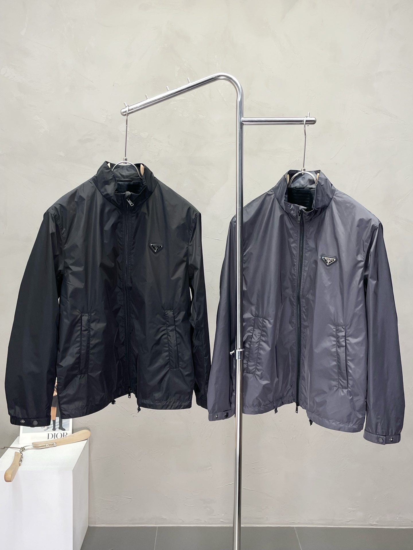 NO:508944,.Prada exclusively offers the latest fashionable spring and autumn hooded jackets. A jacket with a classic design and great appearance. The quality is even more unscrupulous. You can buy it directly. You can't get it wrong! Through the detailed pictures, you can feel its powerful aura, and the warm-concentration effect is significant, so you don’t have to worry about the chill at all! It is both fashionable and functional, and the whole style looks more luxurious and elegant! Size 48-56, prada, prada, jackets & coats, jackets & coats, hats, alexander wang19860909.Prada普拉达独家专供最新时尚春秋连帽夹克.经典设计感与颜值爆棚的外套,品质更是无法挑剔品控可以直接入手,不容过错的高端臻品！通过细节图片便可感受到它强悍的气场,聚温保暖效果显著,完全不用担心会有一点寒意！时尚与功能性兼备,整款显得更加的奢华大气！ 尺码48-56,,prada,prada,jackets & coats,jackets & coats,hats,alexander wang,Men's clothing