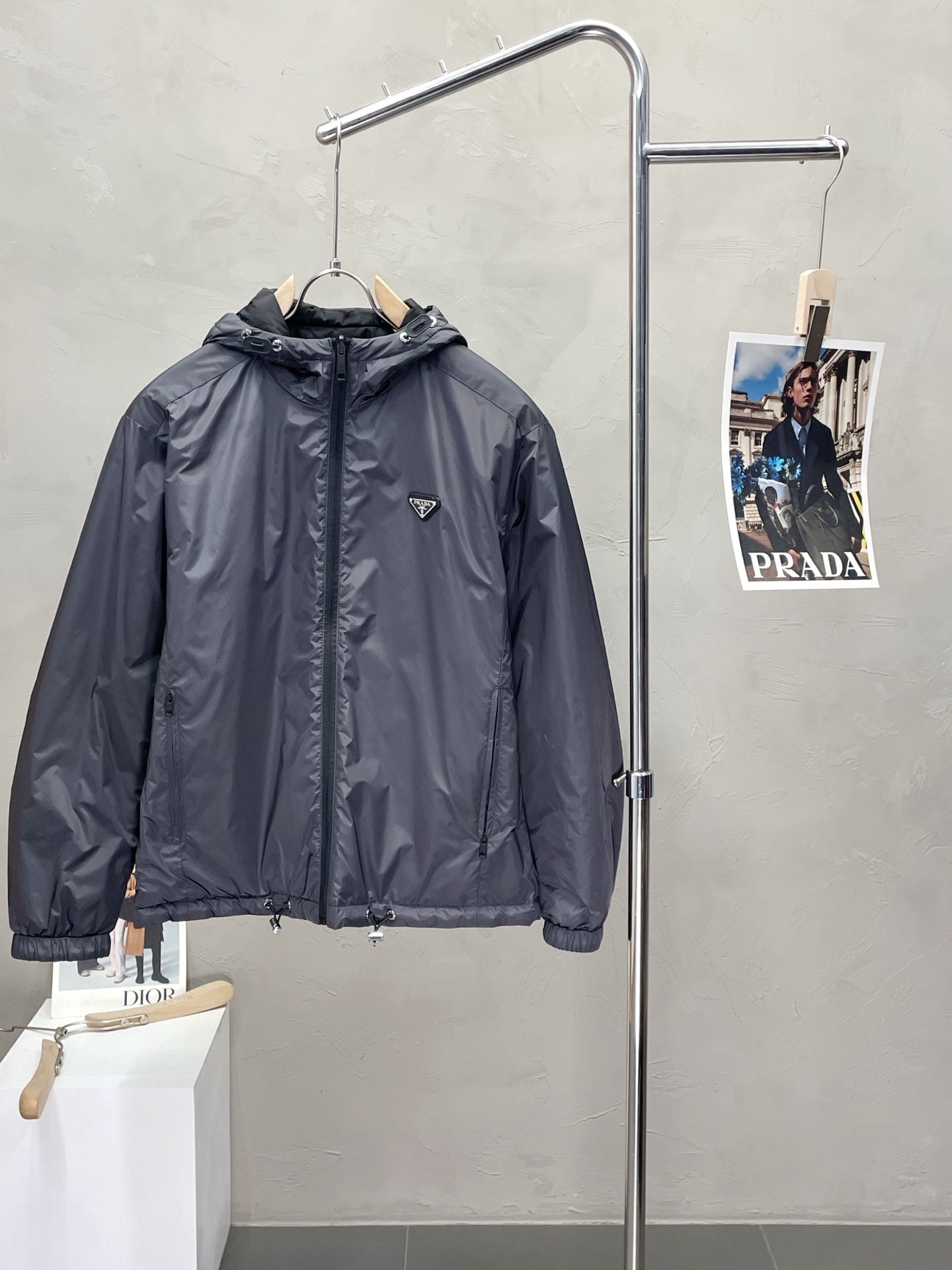 NO:461788,.Prada exclusively offers the latest and fashionable autumn and winter hooded cotton jackets. Double-sided design. A jacket with a very impressive design and a very beautiful appearance. It is even more difficult to pick and control. You can buy it directly. You can't get it wrong! Through the detailed pictures, you can feel its powerful aura, and the warm-concentration effect is significant, so you don’t have to worry about the chill at all! It is both fashionable and functional, and the whole style looks more luxurious and elegant! Size 48-56, prada, prada, jackets & coats, jackets & coats, hats, alexander wang19860909.Prada普拉达独家专供最新时尚秋冬连帽棉服夹克.双面穿设计 经典设计感与颜值爆棚的外套,品质更是无法挑剔品控可以直接入手,不容过错的高端臻品！通过细节图片便可感受到它强悍的气场,聚温保暖效果显著,完全不用担心会有一点寒意！时尚与功能性兼备,整款显得更加的奢华大气！ 尺码48-56,,prada,prada,jackets & coats,jackets & coats,hats,alexander wang,Men's clothing