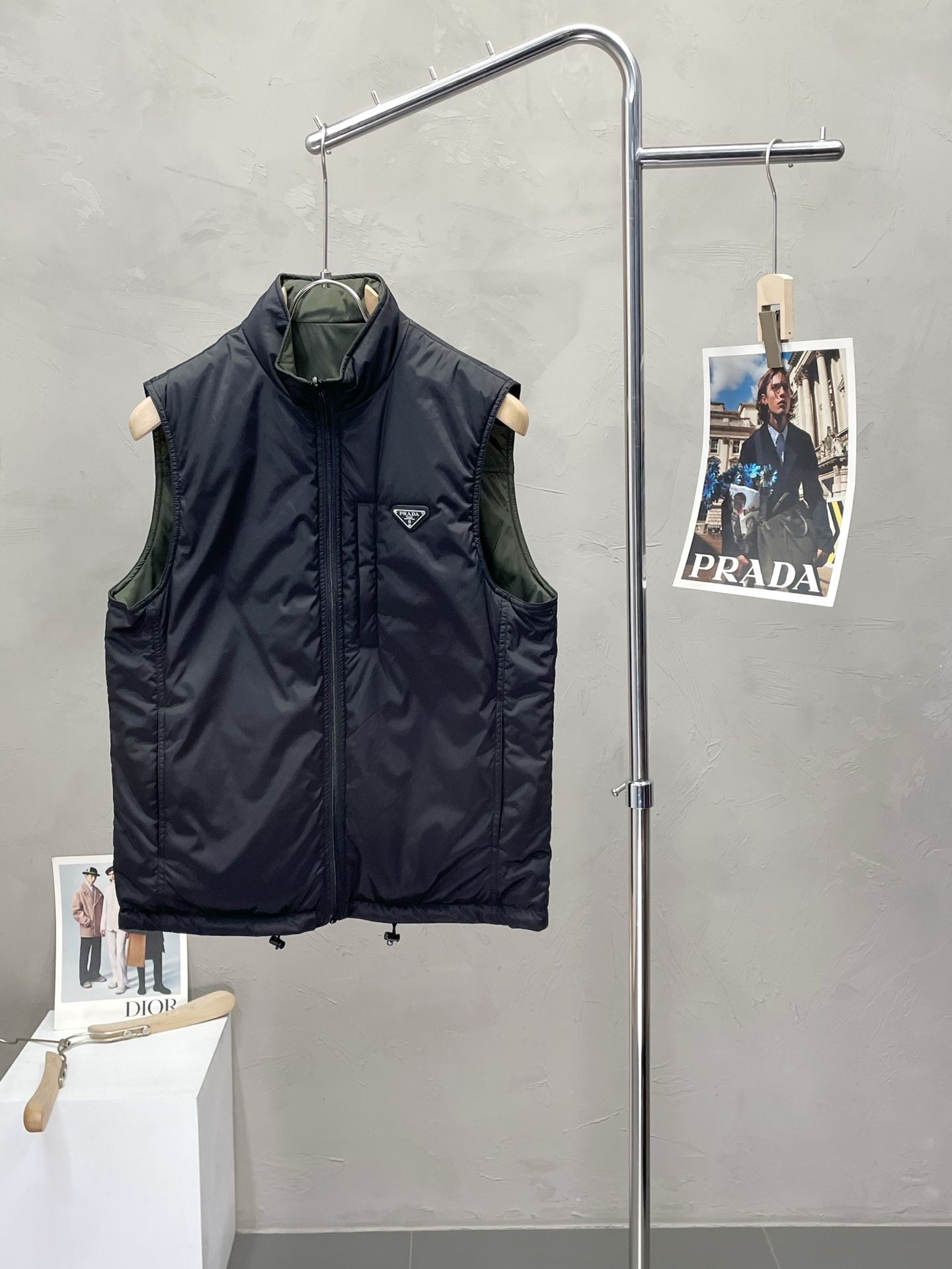 NO:508950,.Prada exclusively offers the latest and fashionable autumn and winter cotton vests. A jacket with a classic design and appearance, and the quality is even more unscrupulous. You can buy it directly. You can't get it wrong! Through the detailed pictures, you can feel its powerful aura, and the warm-concentration effect is significant, so you don’t have to worry about the chill at all! It is both fashionable and functional, and the whole style looks more luxurious and elegant! Size 48-56, prada, prada, jackets & coats, alexander wang19860909.Prada普拉达独家专供最新时尚秋冬棉服马甲 经典设计感与颜值爆棚的外套,品质更是无法挑剔品控可以直接入手,不容过错的高端臻品！通过细节图片便可感受到它强悍的气场,聚温保暖效果显著,完全不用担心会有一点寒意！时尚与功能性兼备,整款显得更加的奢华大气！ 尺码48-56,,prada,prada,jackets & coats,alexander wang,Men's clothing