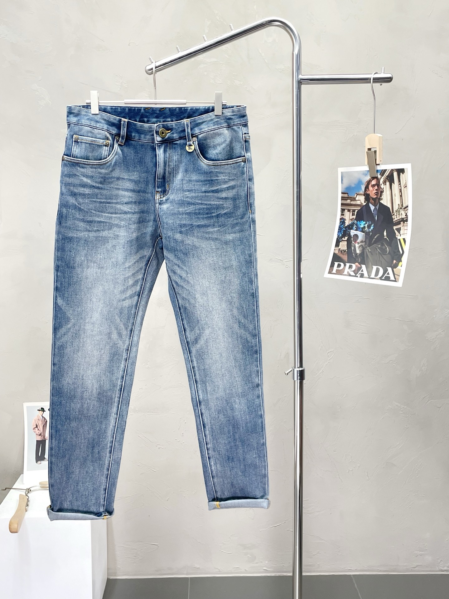 NO:457229,.Burberry exclusively offers new spring and summer casual jeans high-end version!  Customized fabrics for counters are breathable and comfortable, with impeccable details, and the brand element design concept reflects high quality. The feel is delicate and soft!  It is casually cut, with a great upper body style!  30-38, burberry, burberry, jeans, alexander wang19860909.Burberry巴宝莉独家专供新款春夏休闲牛仔裤 高端版本！专柜定制面料 透气舒适度高,细节无可挑剔,品牌元素设计理念,体现高品质.手感细腻柔软！呈现休闲裁剪,上身版型超赞！码数30-38,,burberry,burberry,jeans,alexander wang,Men's clothing