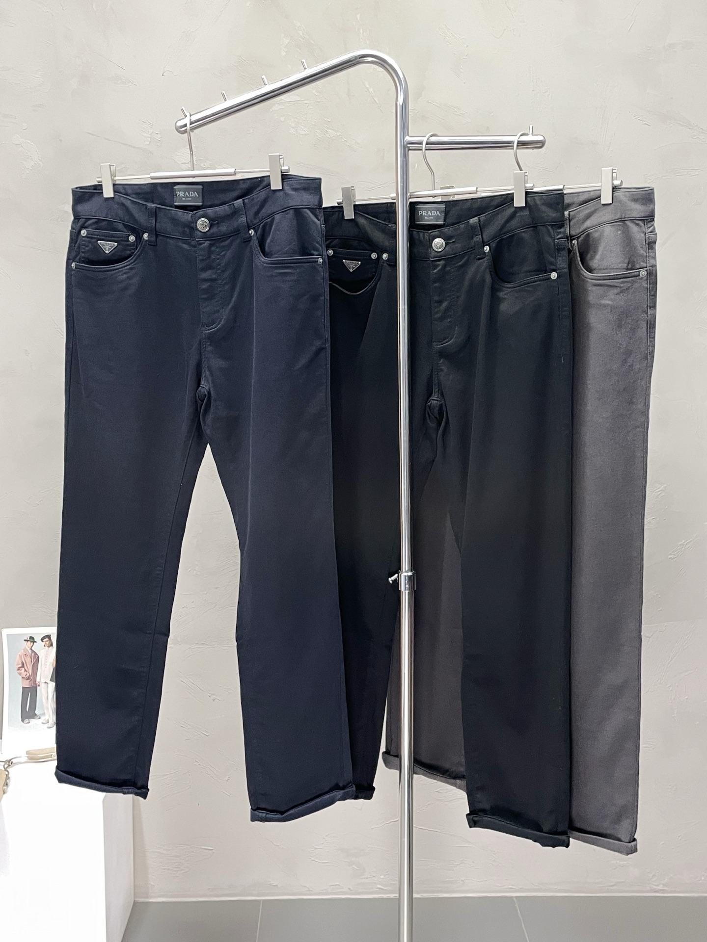 NO:459016,.Prada exclusively for new spring and summer casual pants, high-end version!  Customized fabrics for counters are breathable and comfortable, with impeccable details, and the brand element design concept reflects high quality. The feel is delicate and soft!  It is casually cut, with a great upper body style!  Number of codes 30-38, prada, prada, alexander wang19860909.Prada普拉达独家专供新款春夏休闲裤 高端版本！专柜定制面料 透气舒适度高,细节无可挑剔,品牌元素设计理念,体现高品质.手感细腻柔软！呈现休闲裁剪,上身版型超赞！码数30-38,,prada,prada,alexander wang,Men's clothing