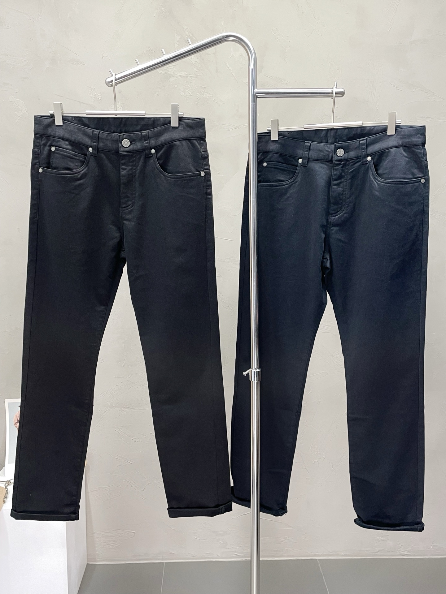 NO:461785,.ZEGNA exclusively offers new spring and summer casual pants, high-end version!  Customized fabrics for counters are breathable and comfortable, with impeccable details, and the brand element design concept reflects high quality. The feel is delicate and soft!  It is casually cut, with a great upper body style!  30-38, zegna,alexander wang19860909.ZEGNA杰尼亚独家专供新款春夏休闲裤 高端版本！专柜定制面料 透气舒适度高,细节无可挑剔,品牌元素设计理念,体现高品质.手感细腻柔软！呈现休闲裁剪,上身版型超赞！码数30-38,,zegna,alexander wang,Men's clothing