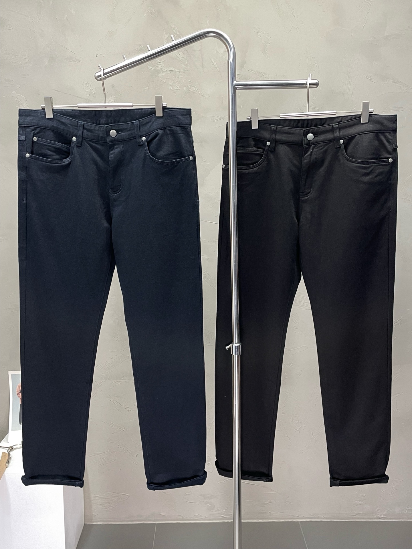 NO:459018,.Bottega Veneta BV Baodiejia exclusively offers new spring and summer casual pants, high-end version!  Customized fabrics for counters are breathable and comfortable, with impeccable details, and the brand element design concept reflects high quality. The feel is delicate and soft!  It is casually cut, with a great upper body style!  30-38, bottega veneta, bottega veneta, bottega veneta, alexander wang19860909.Bottega Veneta BV葆蝶家独家专供新款春夏休闲裤 高端版本！专柜定制面料 透气舒适度高,细节无可挑剔,品牌元素设计理念,体现高品质.手感细腻柔软！呈现休闲裁剪,上身版型超赞！码数30-38,,bottega veneta,bottega veneta,bottega veneta,alexander wang,Men's clothing