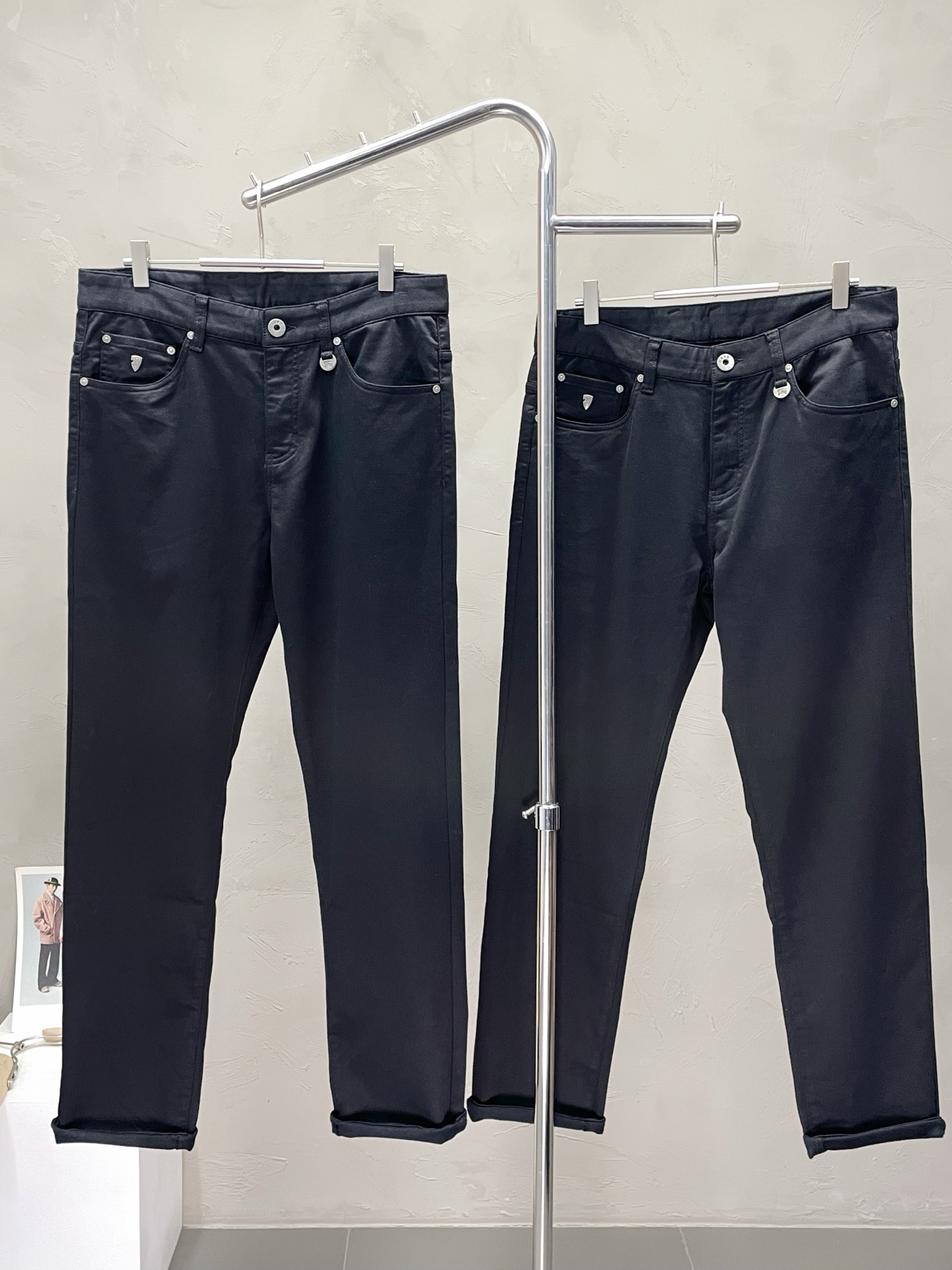 NO:461723,.Burberry exclusively offers new spring and summer casual pants, high-end version!  Customized fabrics for counters are breathable and comfortable, with impeccable details, and the brand element design concept reflects high quality. The feel is delicate and soft!  It is casually cut, with a great upper body style!  30-38, burberry, burberry, alexander wang19860909.Burberry巴宝莉独家专供新款春夏休闲裤 高端版本！专柜定制面料 透气舒适度高,细节无可挑剔,品牌元素设计理念,体现高品质.手感细腻柔软！呈现休闲裁剪,上身版型超赞！码数30-38,,burberry,burberry,alexander wang,Men's clothing