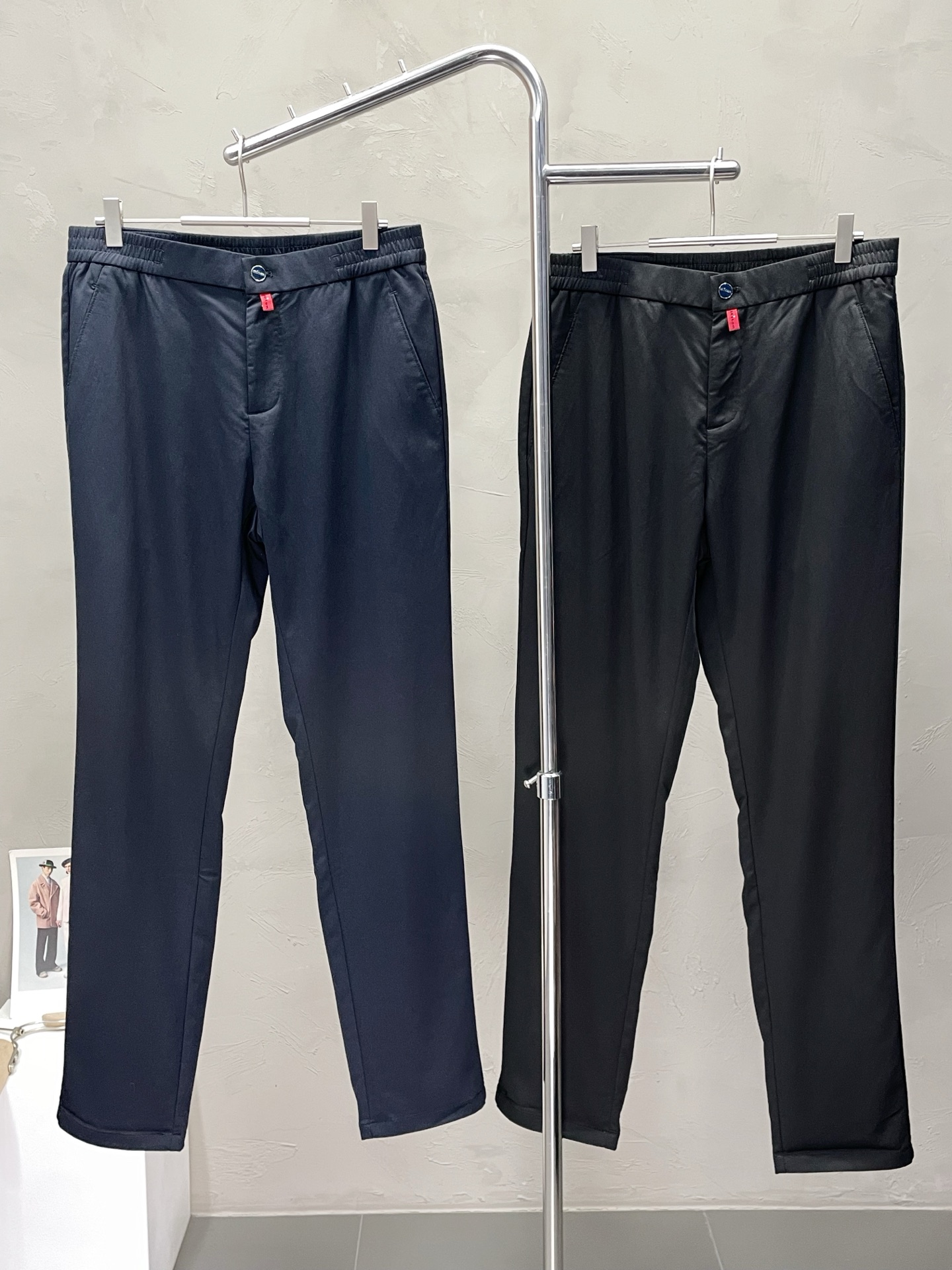 NO:459022,.KITON exclusively offers new spring and summer casual pants, high-end version!  Customized fabrics for counters are breathable and comfortable, with impeccable details, and the brand element design concept reflects high quality. The feel is delicate and soft!  It is casually cut, with a great upper body style!  Number of codes 30-38, alexander wang19860909.KITON独家专供新款春夏休闲裤 高端版本！专柜定制面料 透气舒适度高,细节无可挑剔,品牌元素设计理念,体现高品质.手感细腻柔软！呈现休闲裁剪,上身版型超赞！码数30-38,,alexander wang,Men's clothing