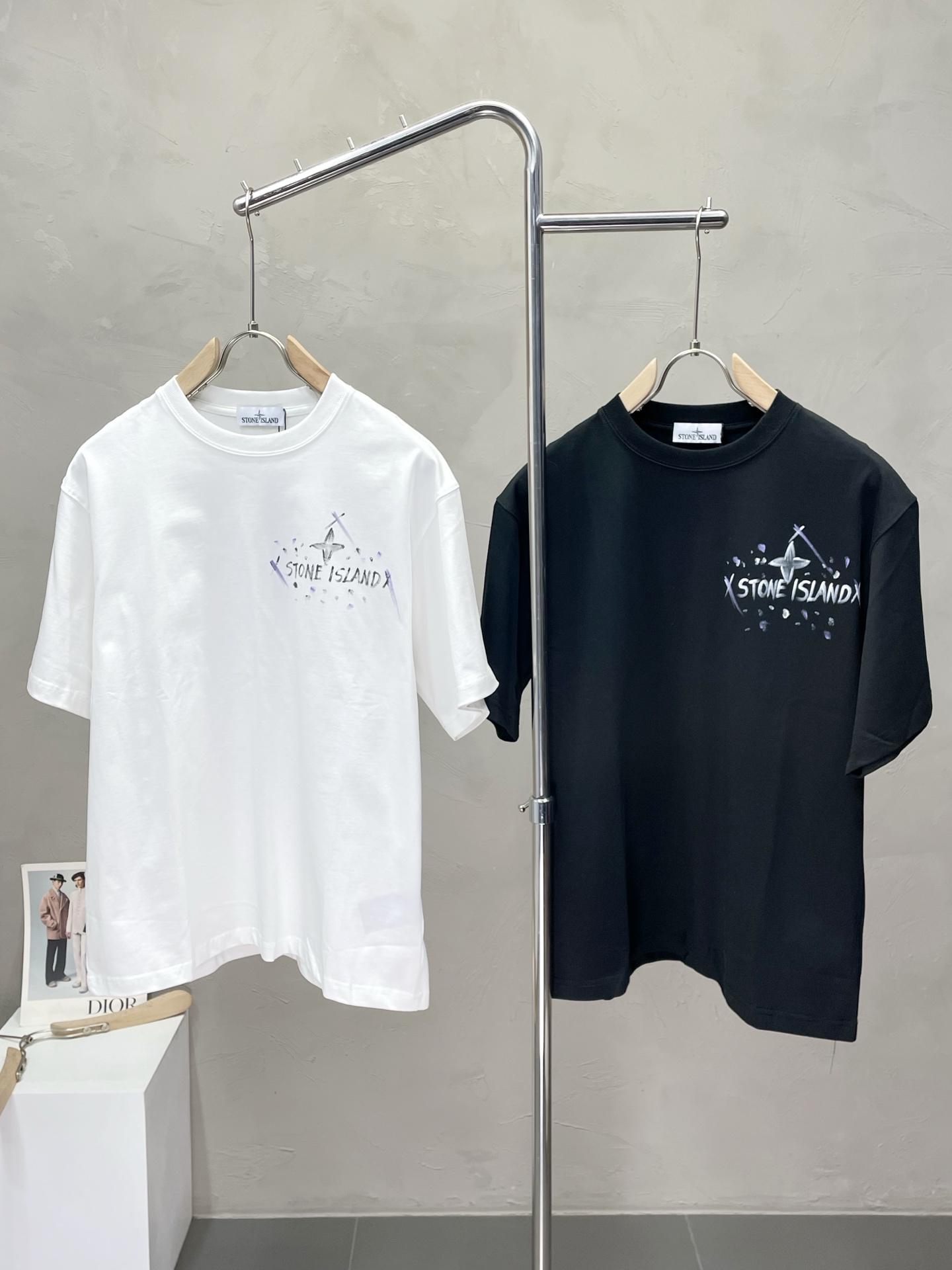 NO:461758,.Stone Island exclusively offers new original single men's casual spring and summer short sleeves, high-end customization, high-end version, fashionable and versatile imported fabric, super soft and delicate, skin-friendly and comfortable to wear, high-end boutique, OEM factory fine-made top body, very good, men's essential items, three standards, 48-54,,T-shirt,alexander wang19860909.Stone Island石头岛独家专供新款原单男士休闲春夏短袖 高端定制 高端版本 时尚百搭爆款进口面料 手感超柔软细腻 穿着亲肤舒适 高端精品 代工厂精细做上身非常赞 男士必备单品 三标齐全 码数48-54,,T-shirt,alexander wang,Men's clothing