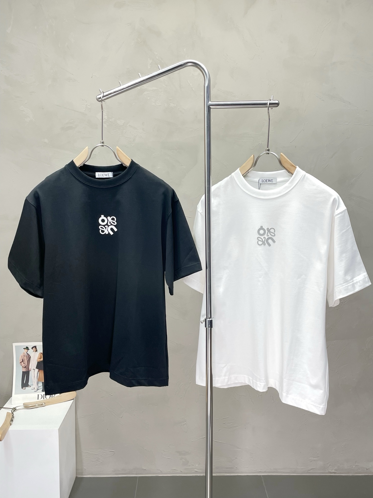 NO:461766,.LOEWE exclusively offers new original single men's casual spring and summer short sleeves, high-end customization, high-end version, fashionable and versatile imported fabric, super soft and delicate, skin-friendly and comfortable to wear, high-end boutique, OEM factory made the top body very good, men's essential items, three standards, 48-54,,loewe,loewe,T-shirt,alexander wang19860909.LOEWE罗意威独家专供新款原单男士休闲春夏短袖 高端定制 高端版本 时尚百搭爆款进口面料 手感超柔软细腻 穿着亲肤舒适 高端精品 代工厂精细做上身非常赞 男士必备单品 三标齐全 码数48-54,,loewe,loewe,T-shirt,alexander wang,Men's clothing