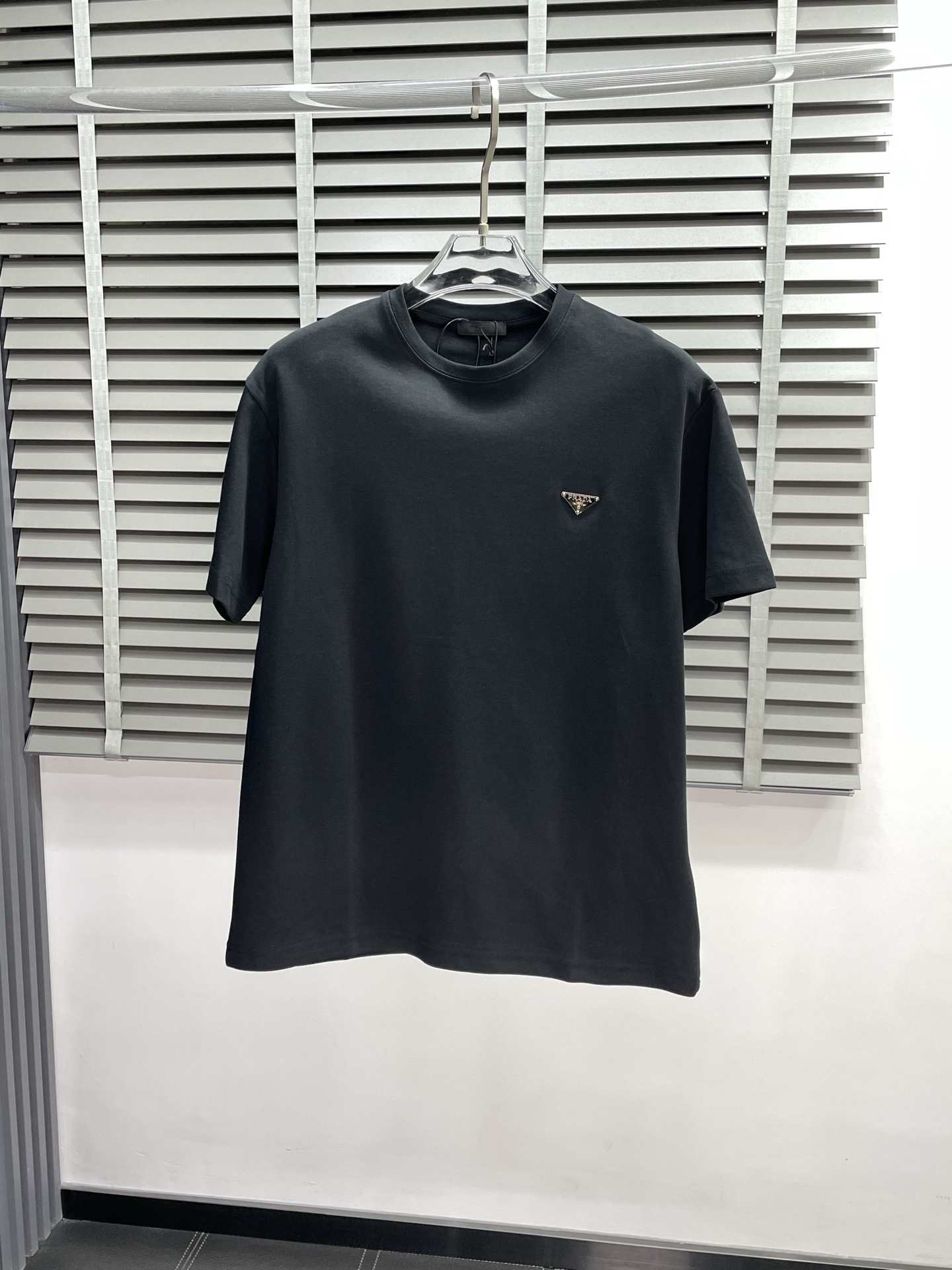 NO:461775,.Prada exclusively offers new original single men's casual short sleeves, high-end customization, high-end version, fashionable and versatile imported fabric, super soft and delicate, skin-friendly and comfortable to wear, high-end boutique, OEM, fine-made top body, very good, men's essential items, complete three standards, S-XL,,prada,prada,T-shirt,alexander wang19860909.Prada普拉达独家专供新款原单男士休闲短袖 高端定制 高端版本 时尚百搭爆款进口面料 手感超柔软细腻 穿着亲肤舒适 高端精品 代工厂精细做上身非常赞 男士必备单品 三标齐全 码数S-XL,,prada,prada,T-shirt,alexander wang,Men's clothing